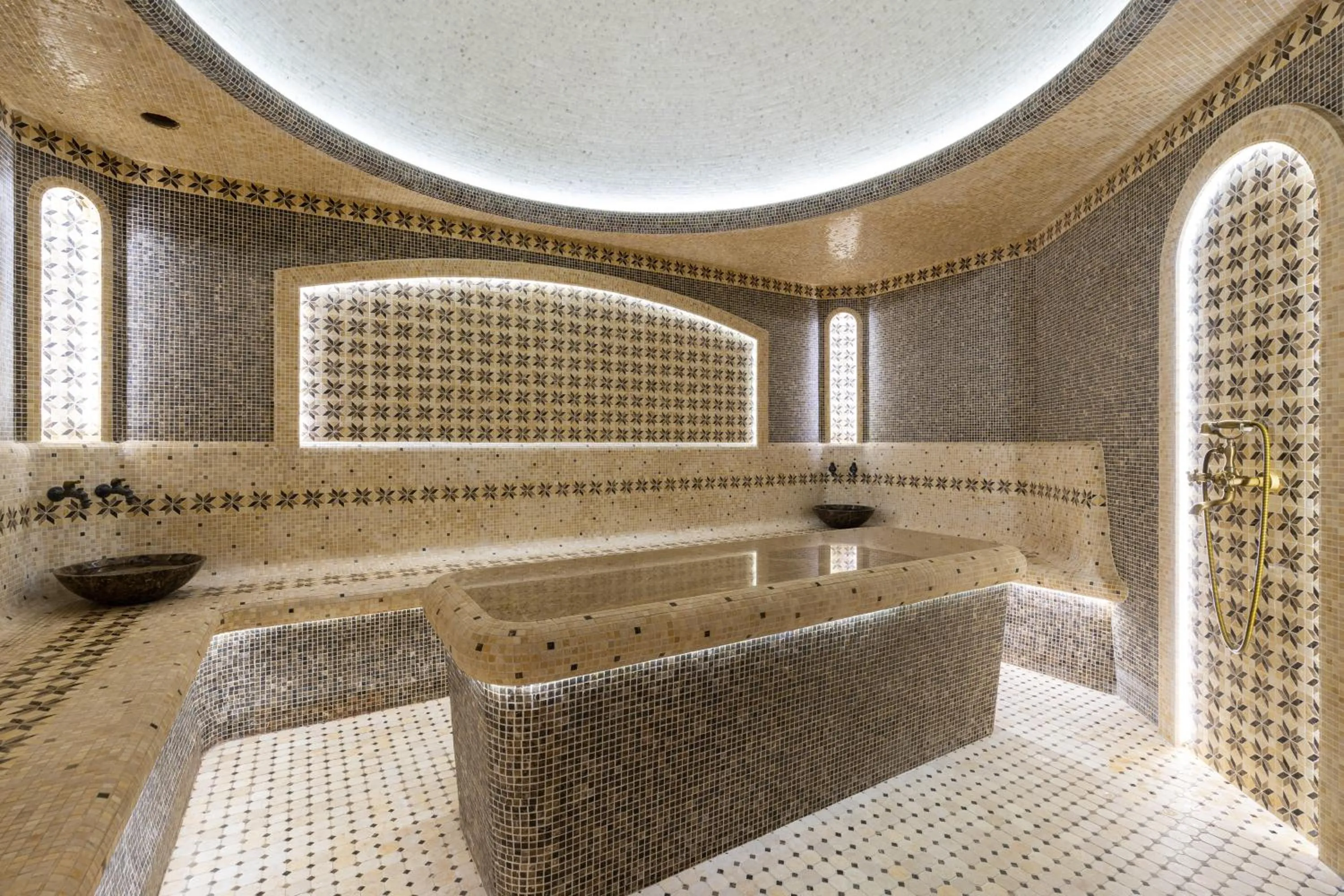 Hot Tub in Shamsan Airport Hotel