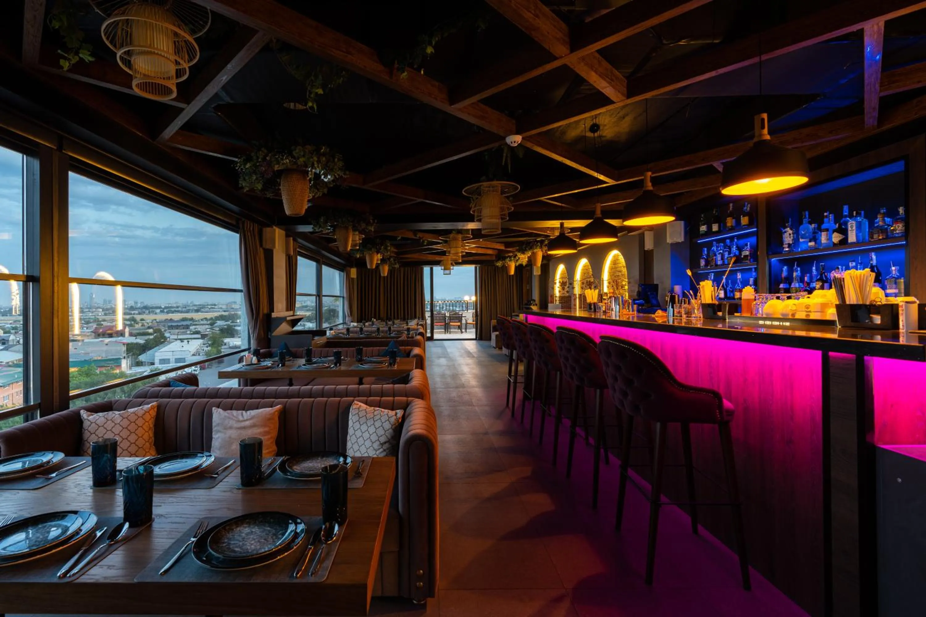 Restaurant/places to eat in Shamsan Airport Hotel