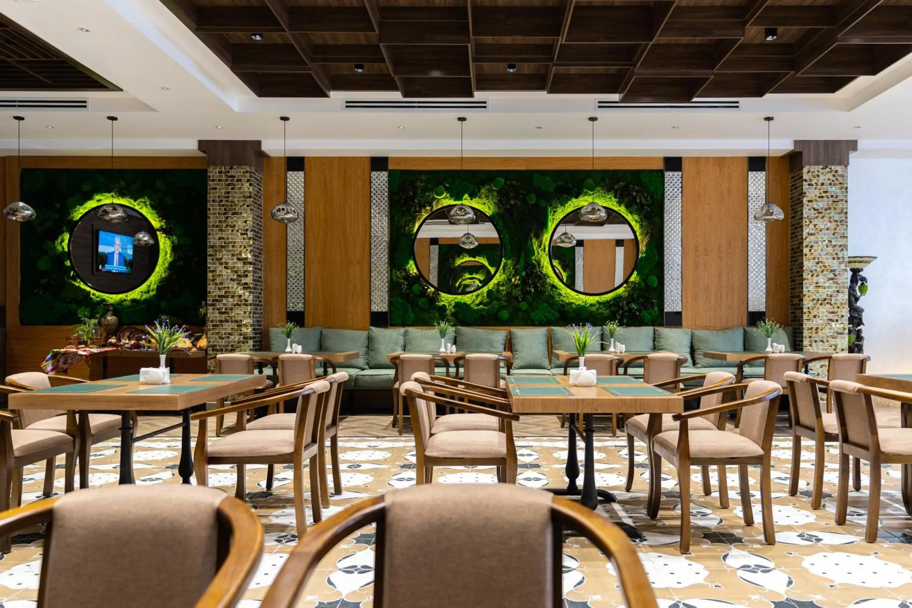 Restaurant/places to eat in Shamsan Airport Hotel Restaurant/places to eat in Shamsan Airport Hotel