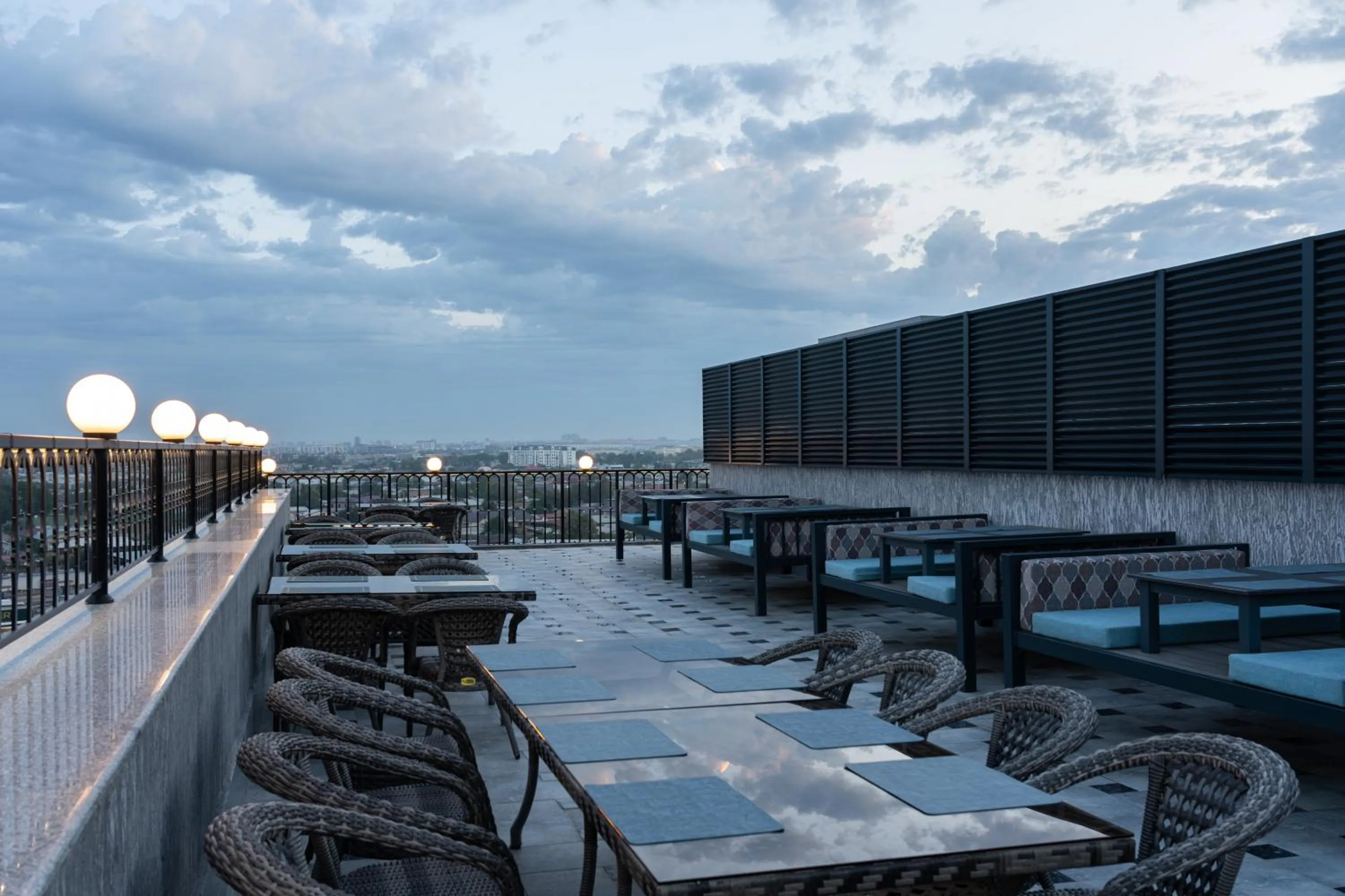 Day in Shamsan Airport Hotel