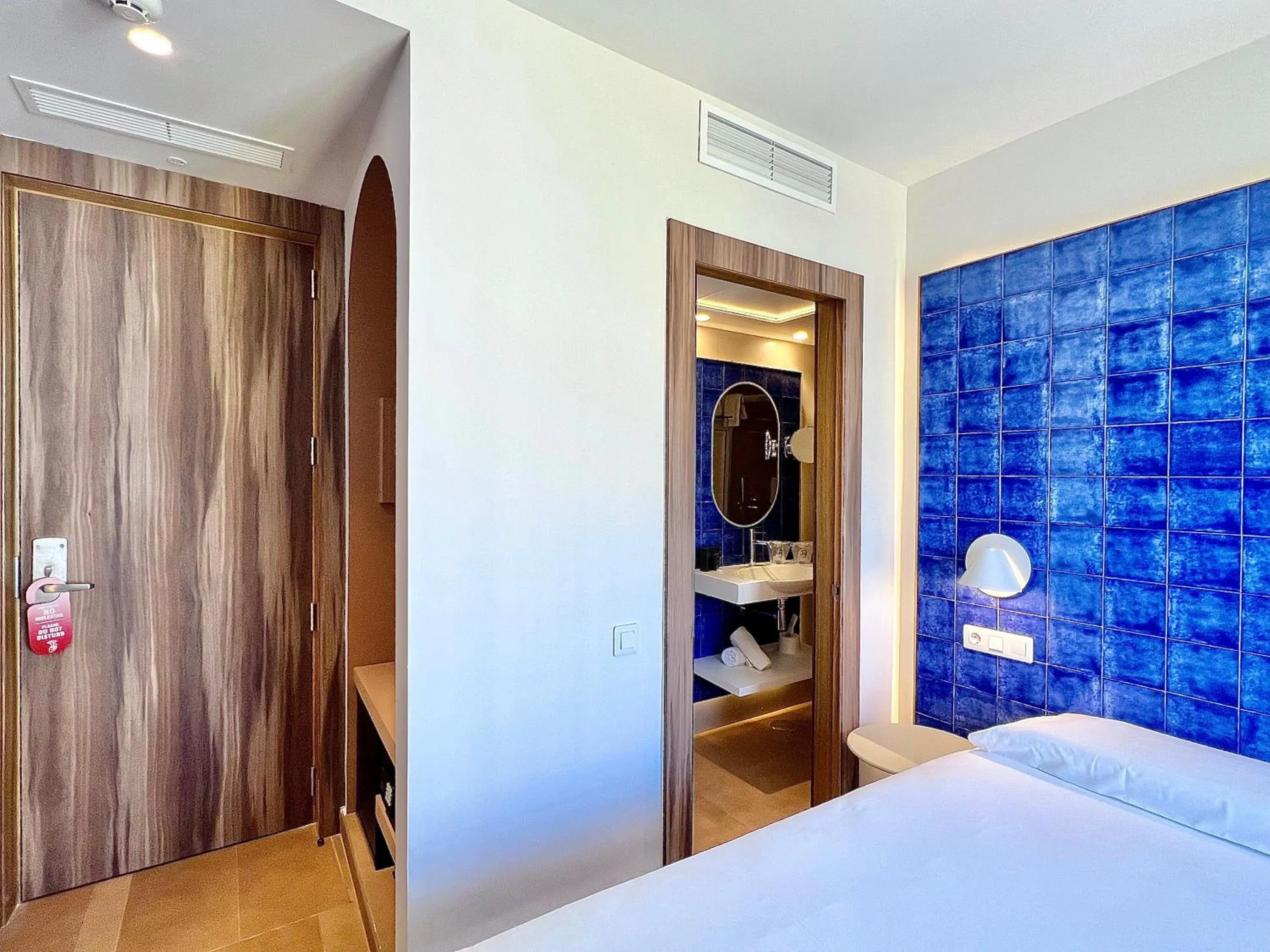 Shower, Bed in Perla Marina