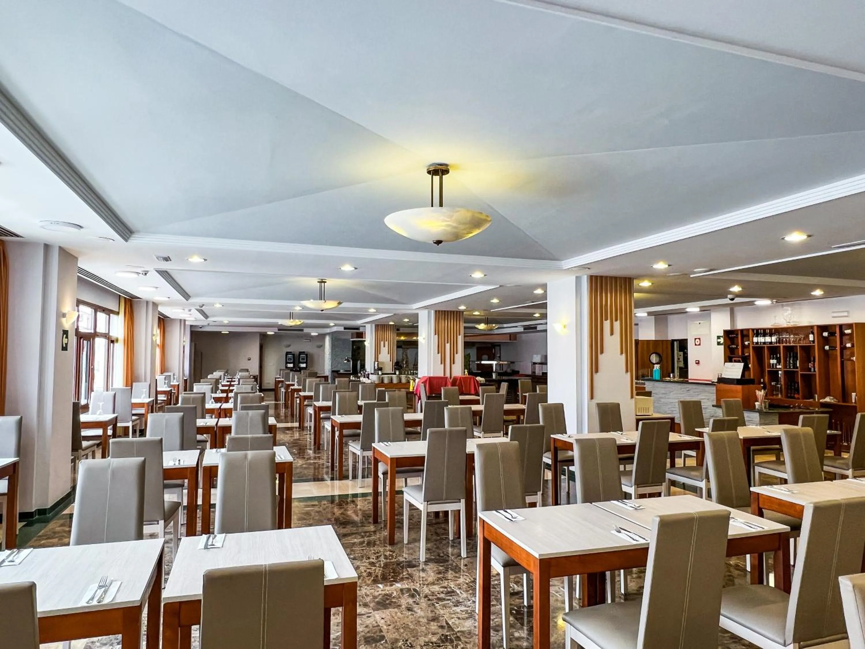 Restaurant/places to eat in Perla Marina