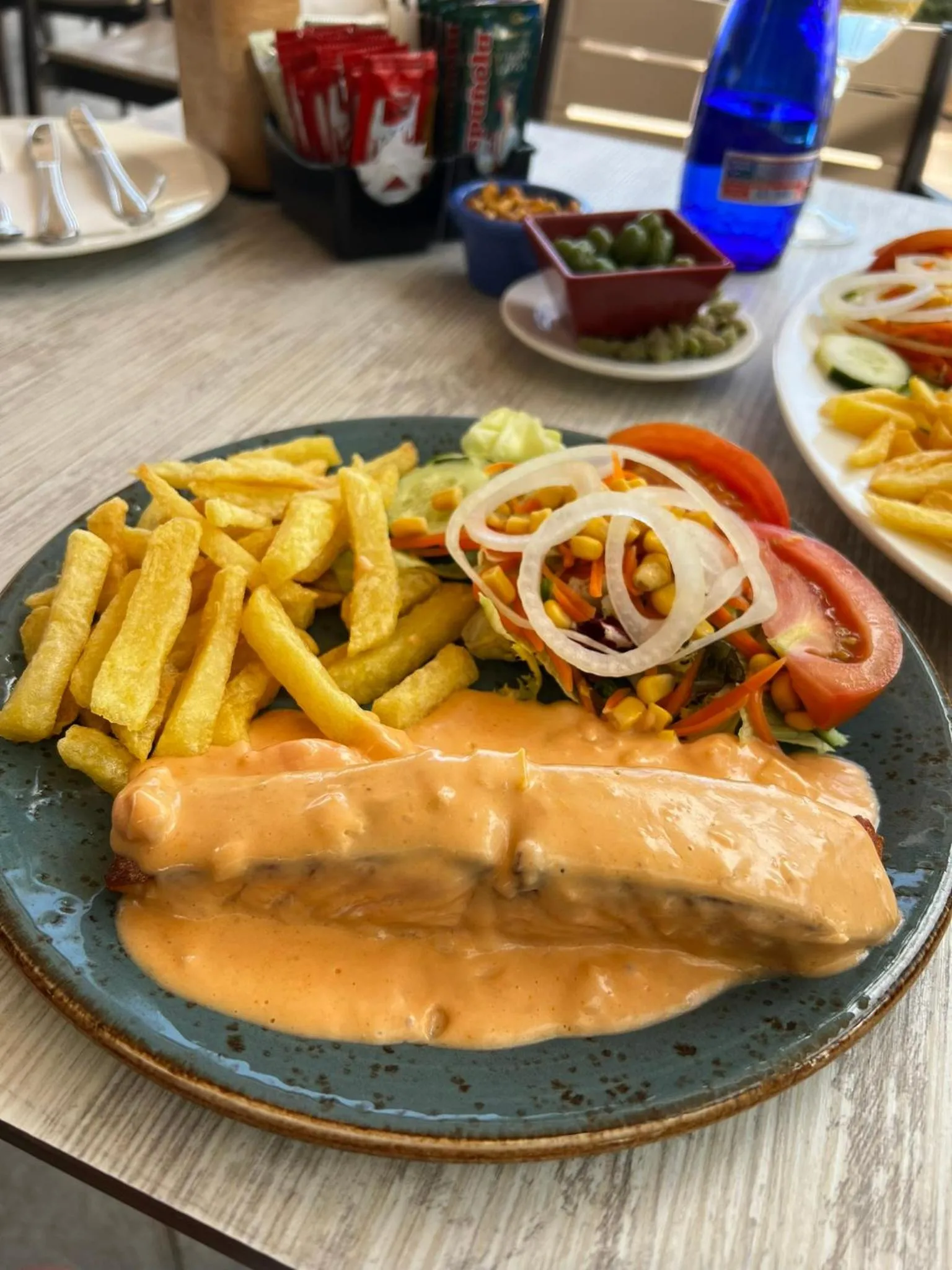 Restaurant/places to eat in Perla Marina