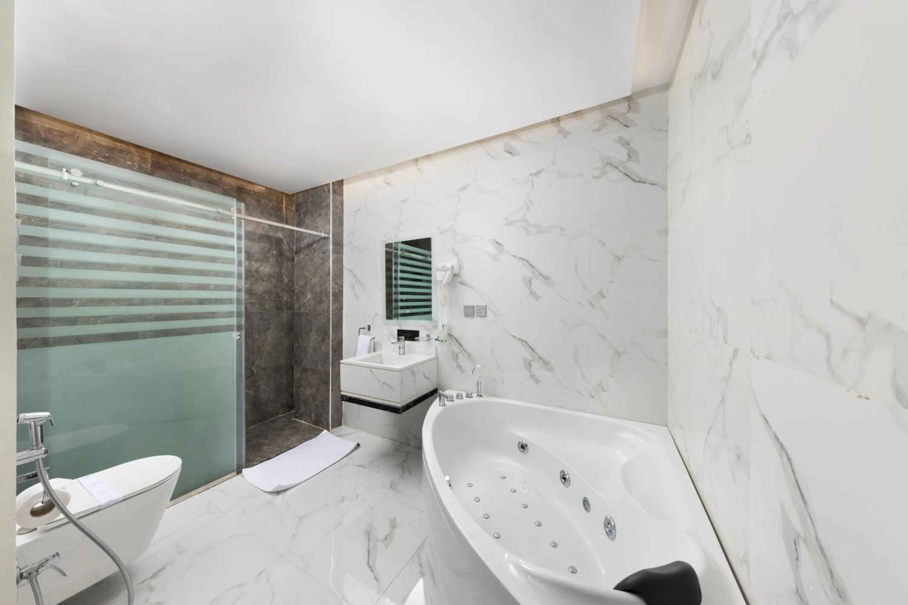 Luxury Night Al Mounisea