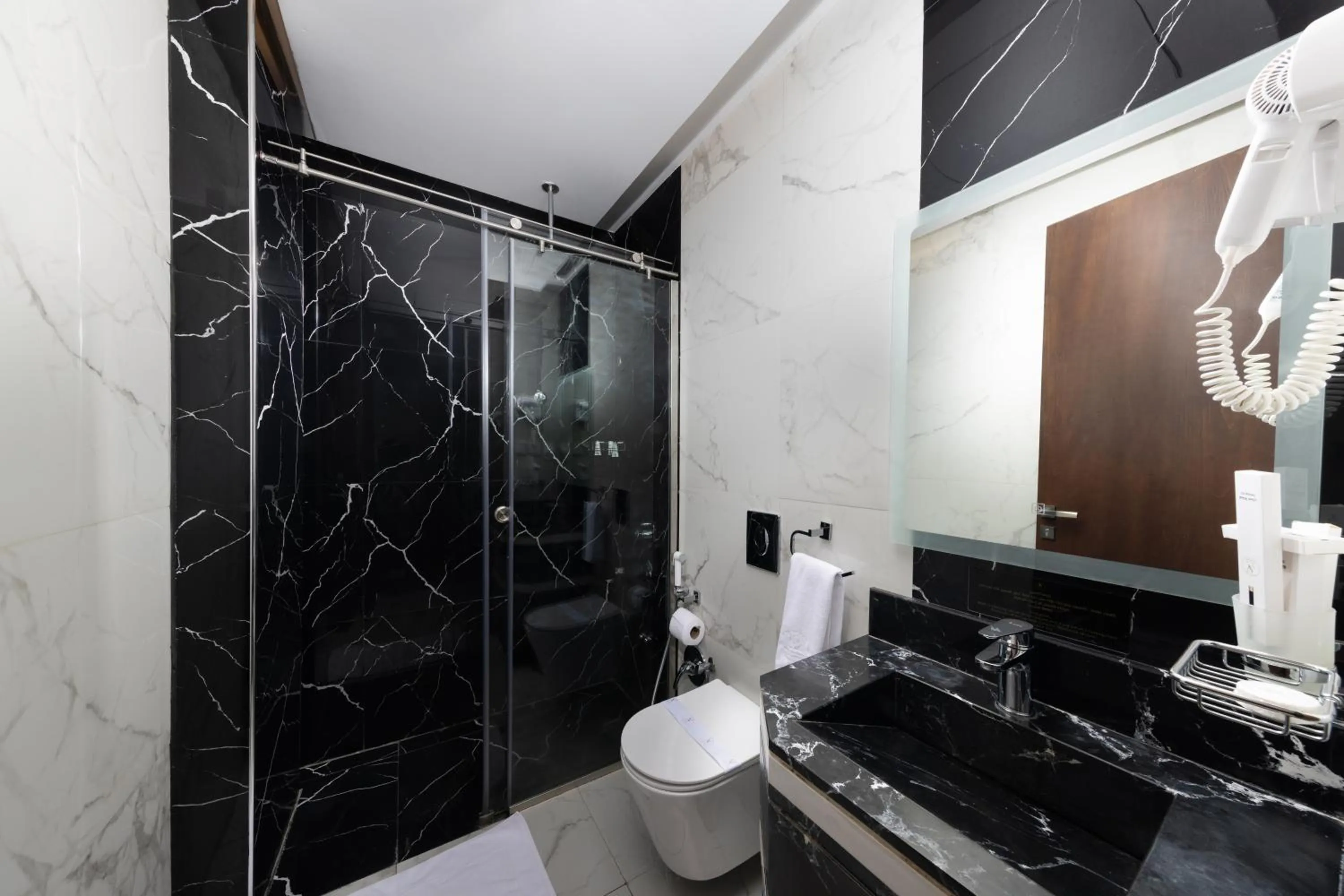 Luxury Night Al Mounisea