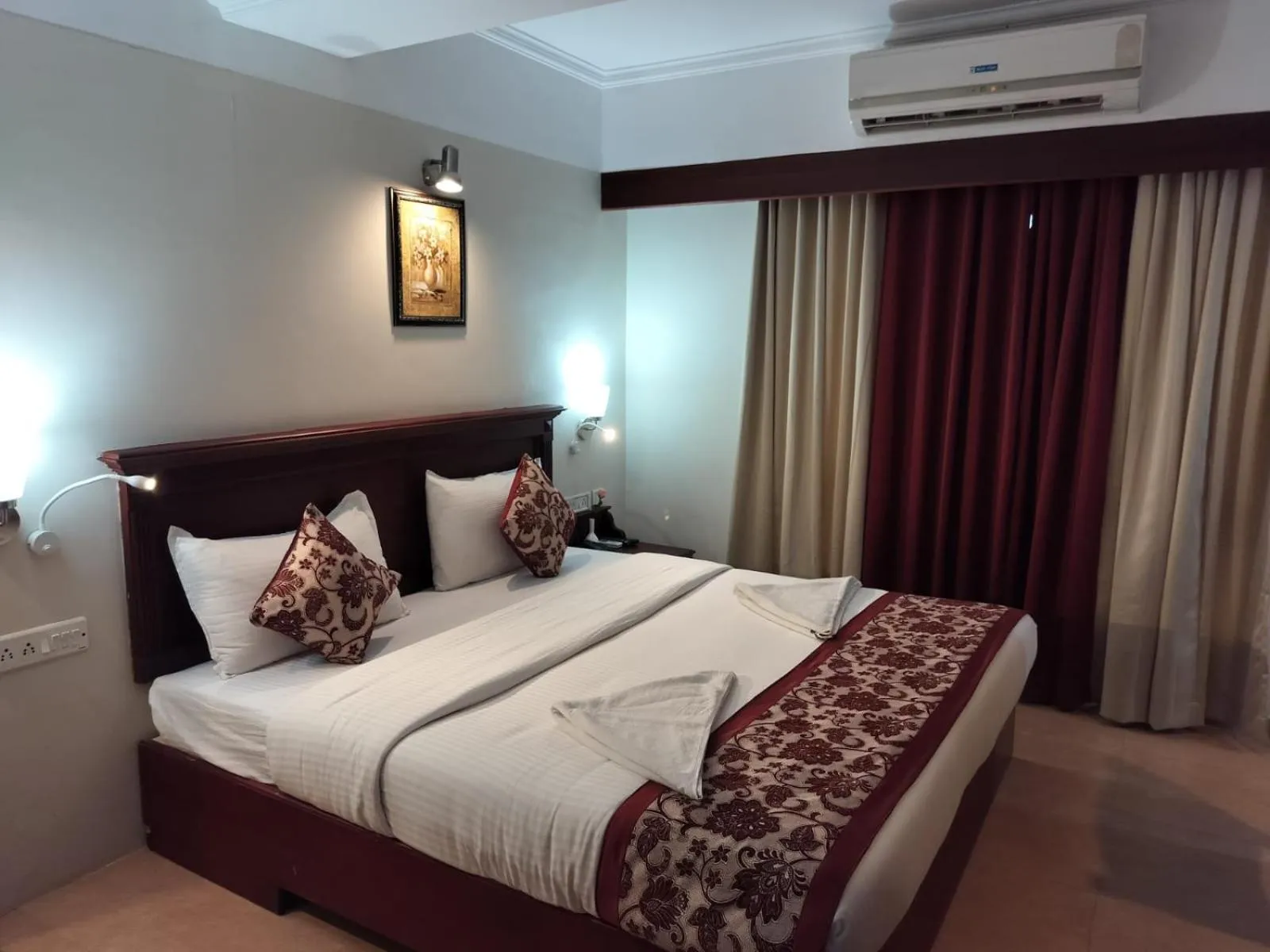 Photo of the whole room, Bed in Hotel Seven Hills