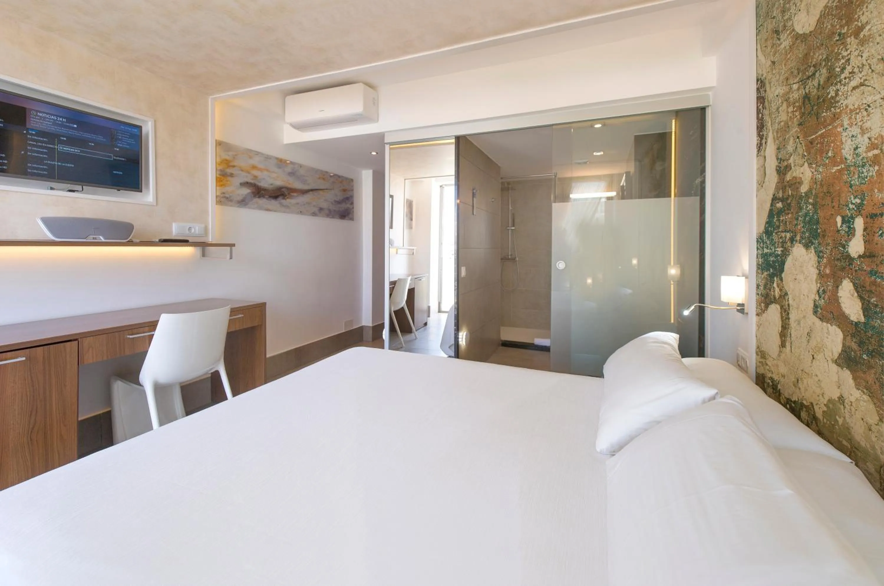 Shower, Bed in Hotel Marfil