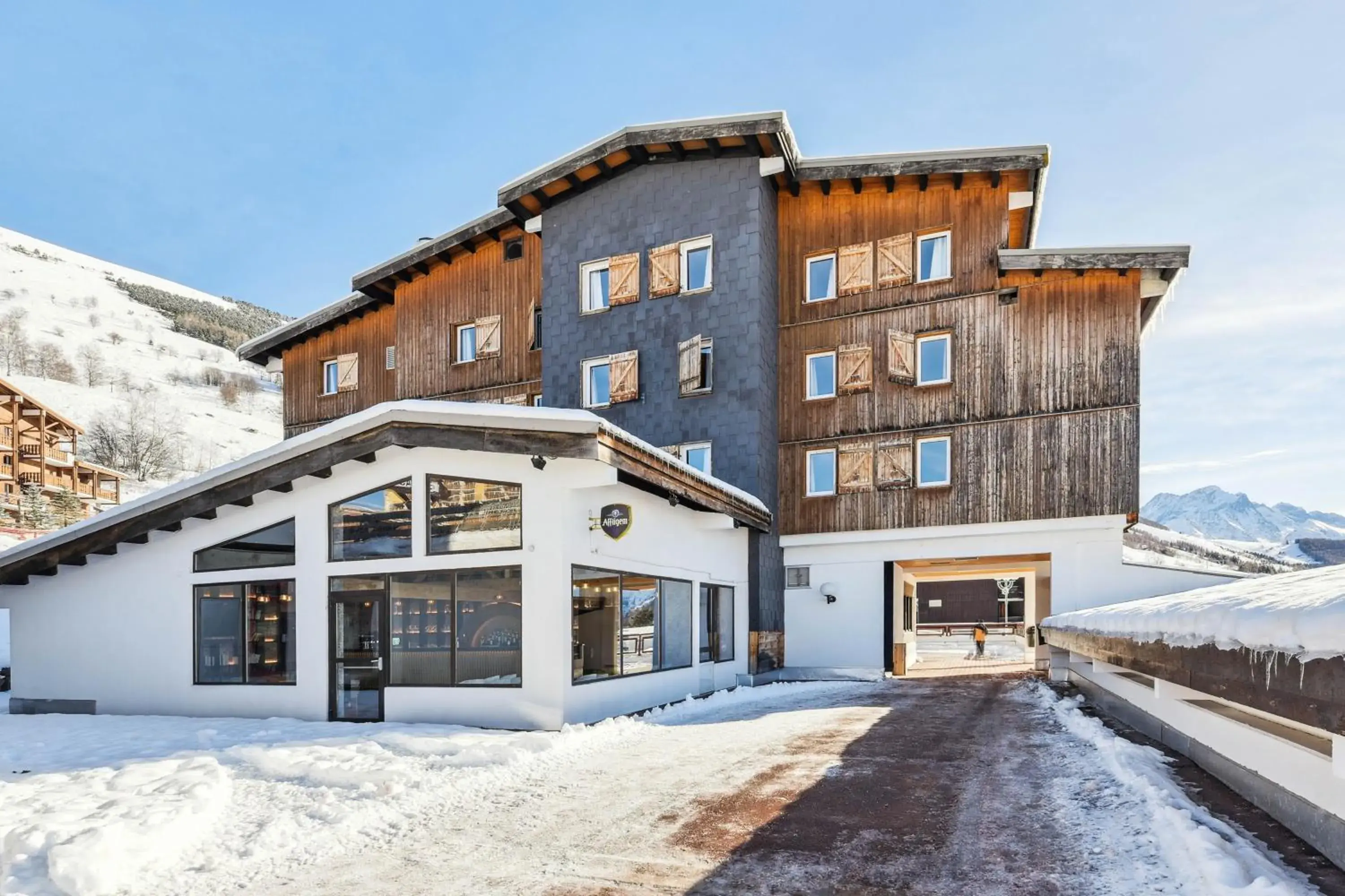 Property building in Hotel Turan & Spa Property building in Hotel Turan & Spa