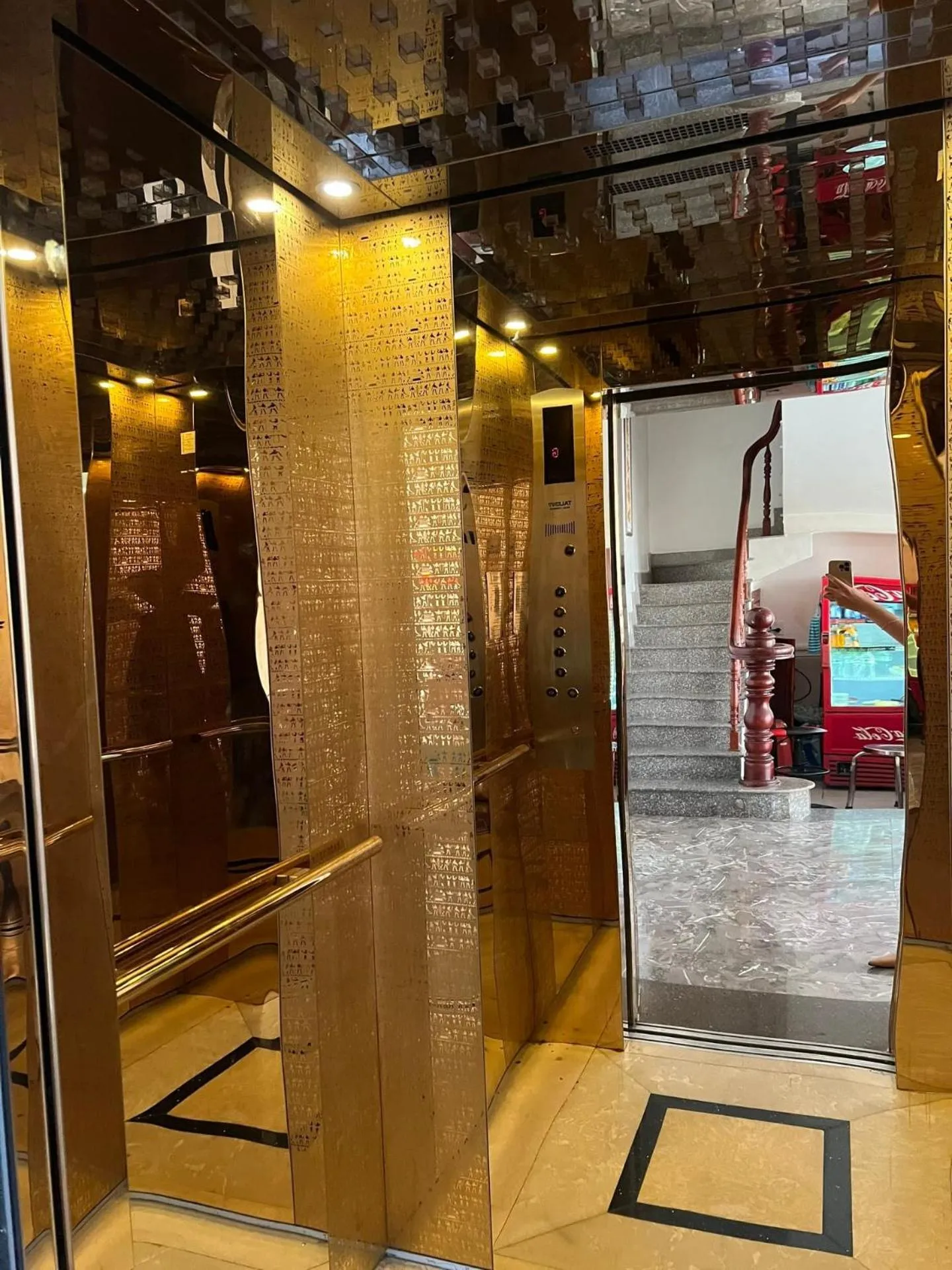 elevator in Sao Mai Hotel Can Tho
