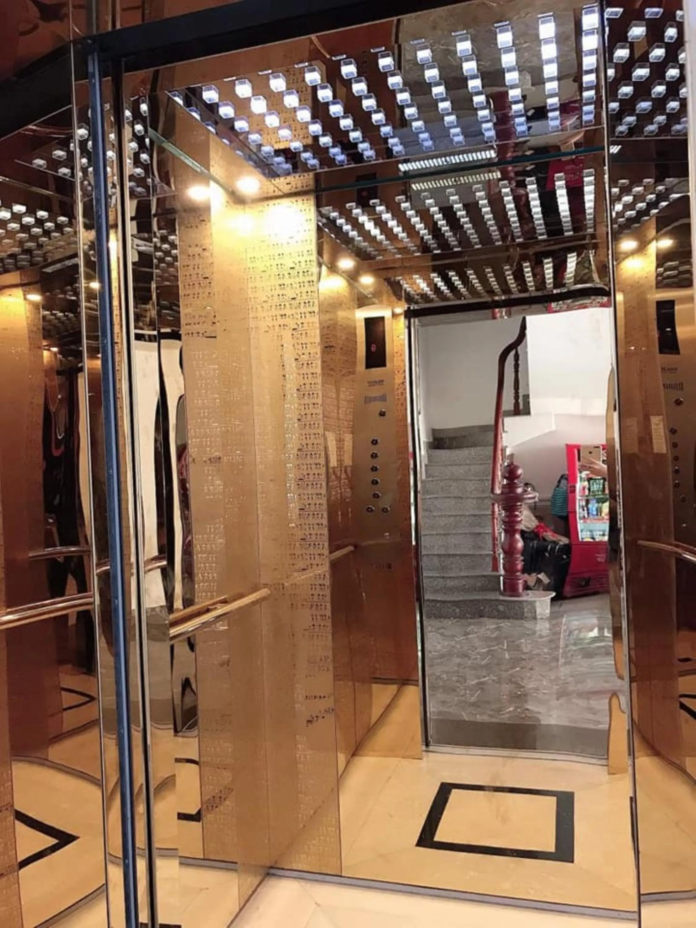 elevator in Sao Mai Hotel Can Tho