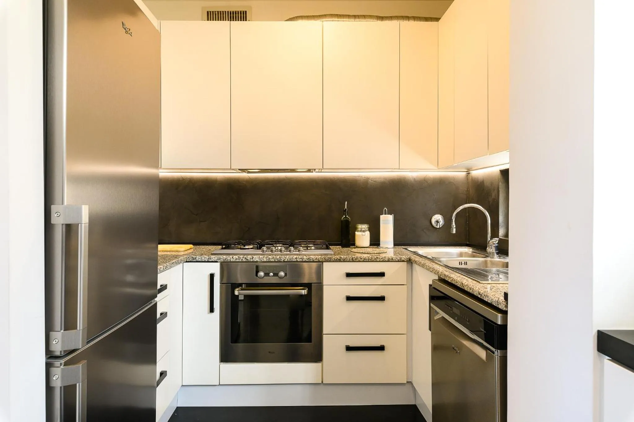 Kitchen or kitchenette in Peaceful Penthouse with Garage by NDP rent