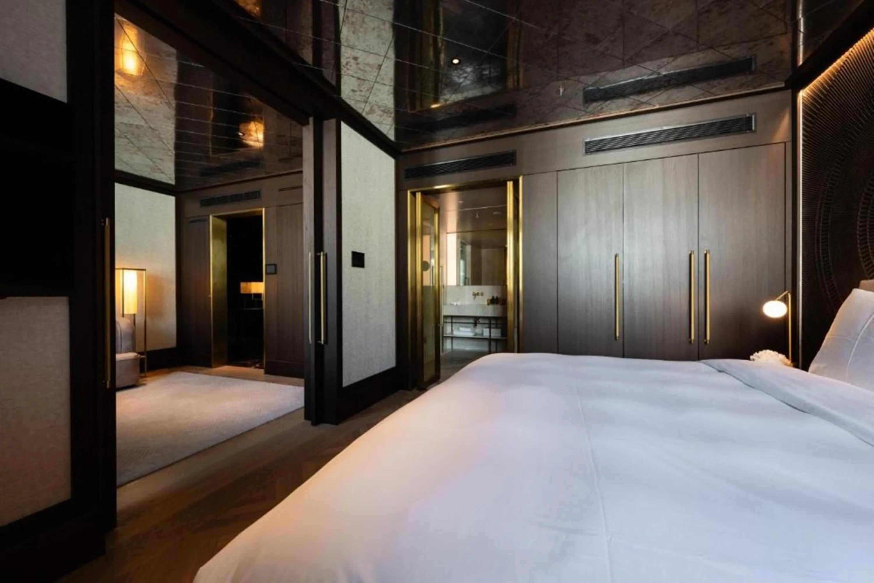 Photo of the whole room, Bed in Almanac Palais Vienna