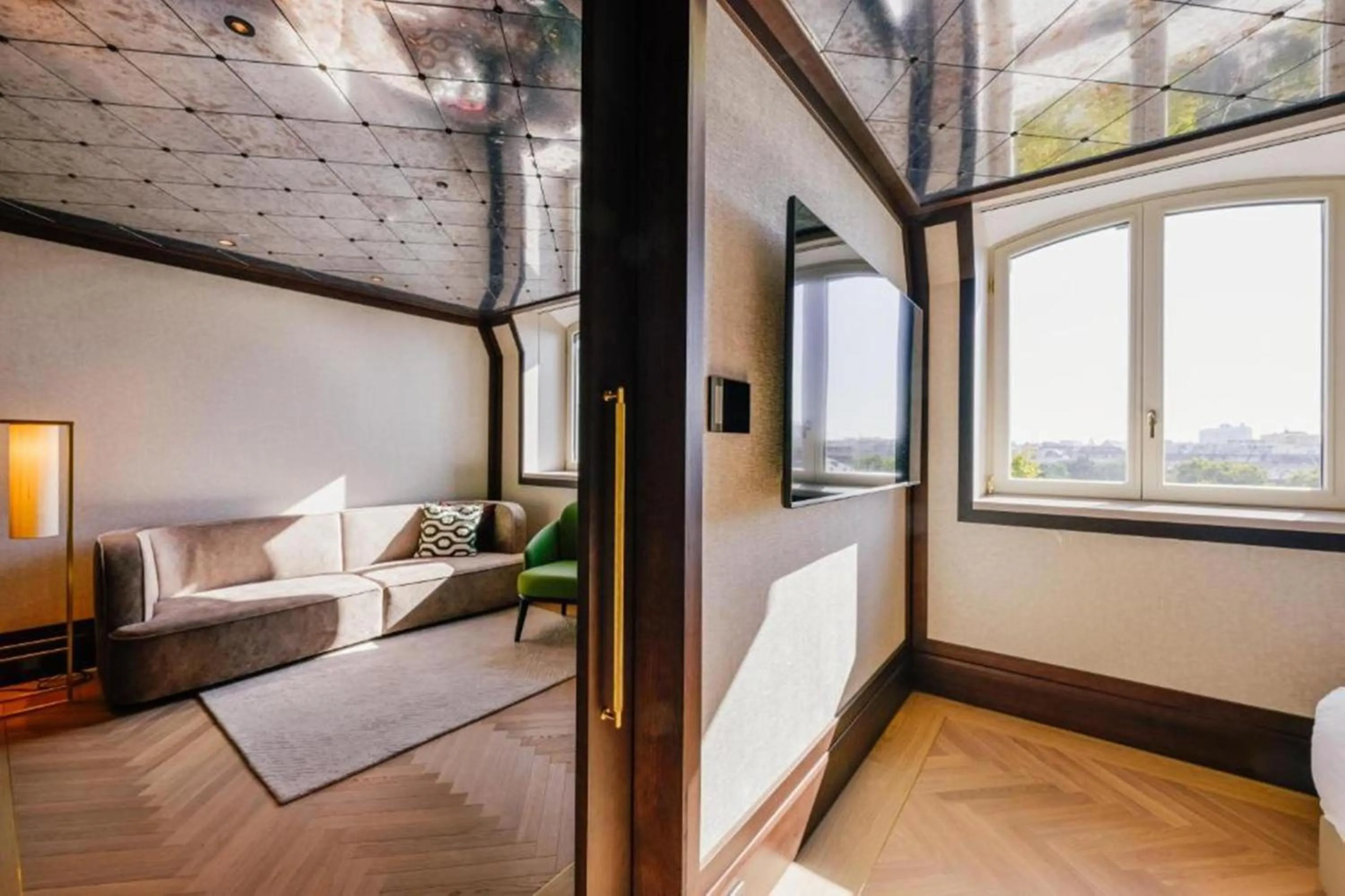 Photo of the whole room, Bed in Almanac Palais Vienna