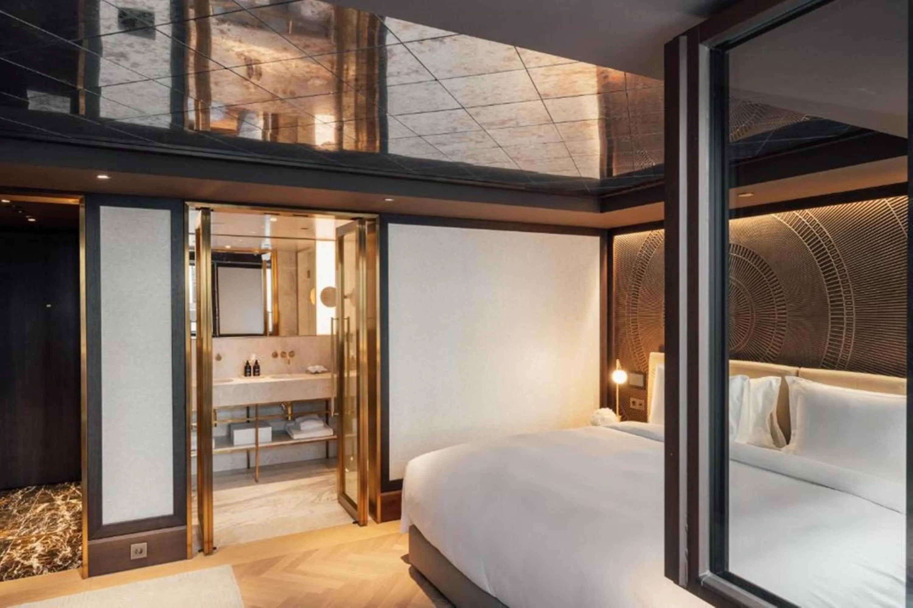 Photo of the whole room, Bed in Almanac Palais Vienna