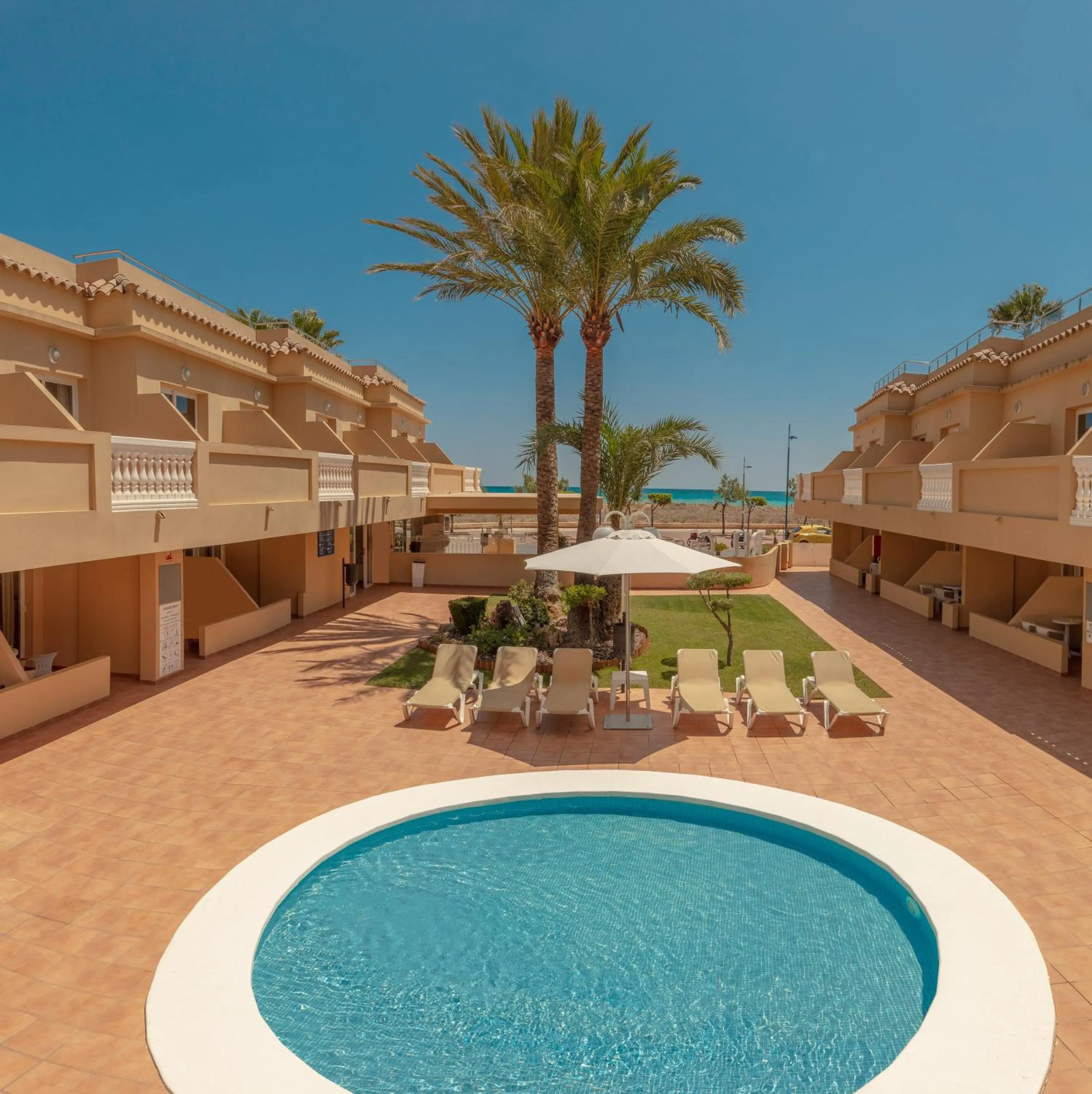 Swimming pool in Hotel RH Casablanca Suites