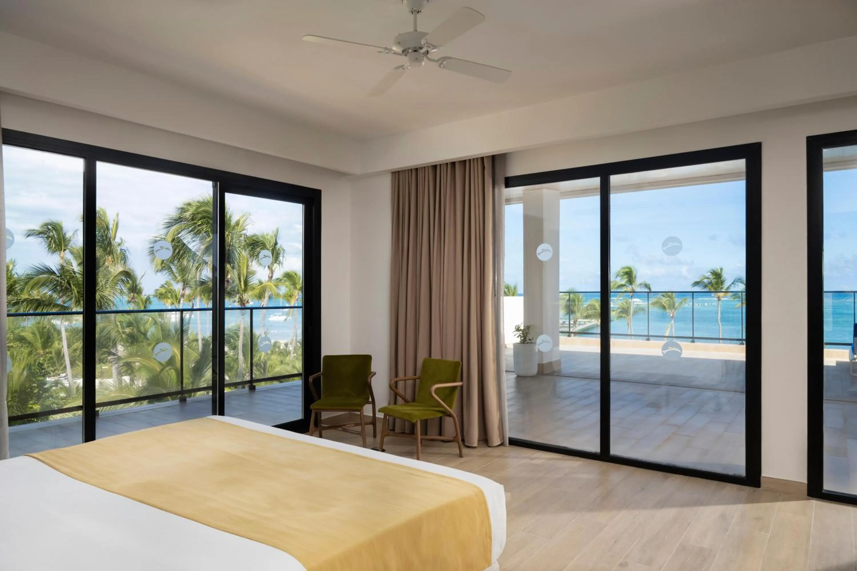 Bed in Serenade All Suites - Adults Only Resort