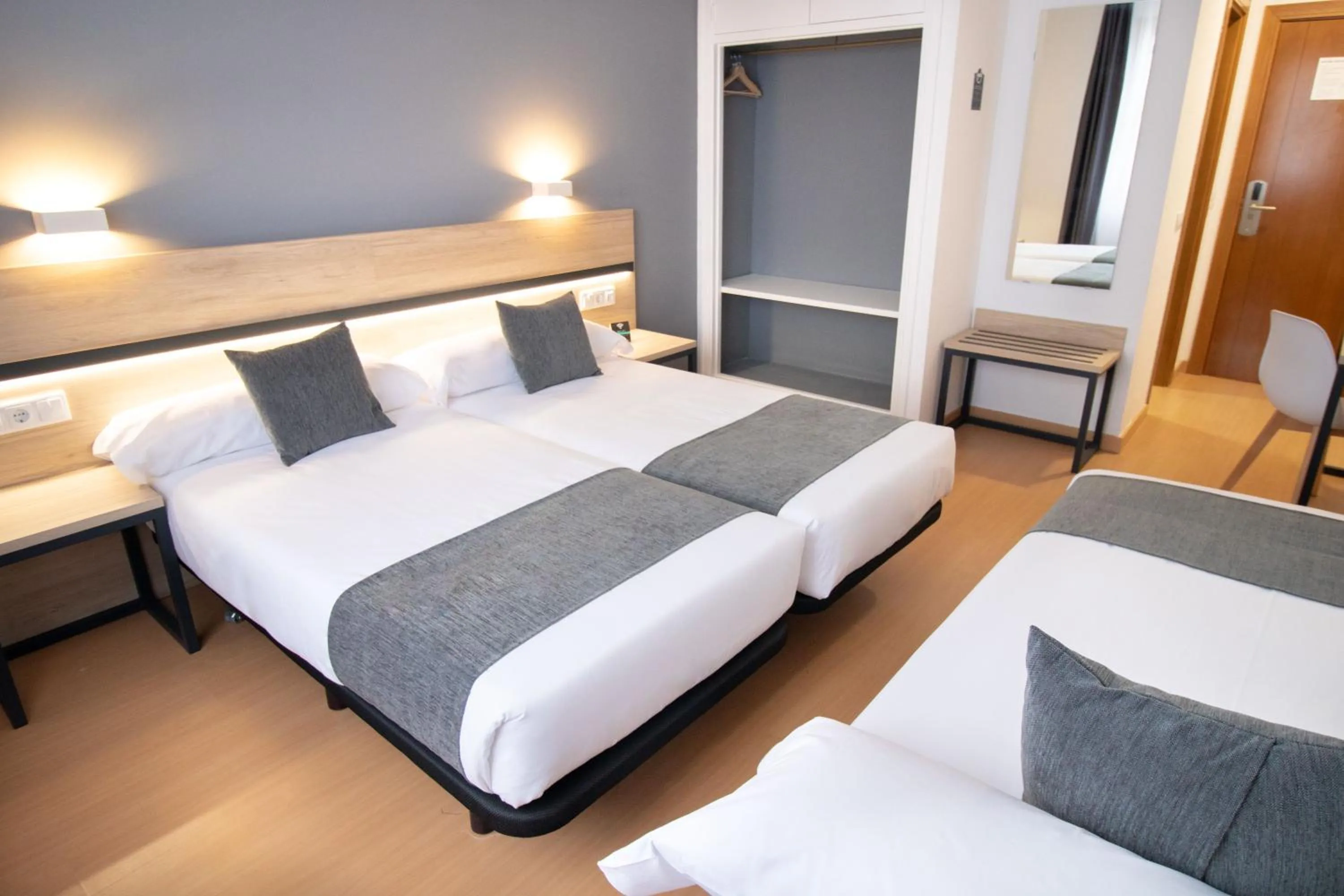 Photo of the whole room, Bed in Alda Puerto Seco