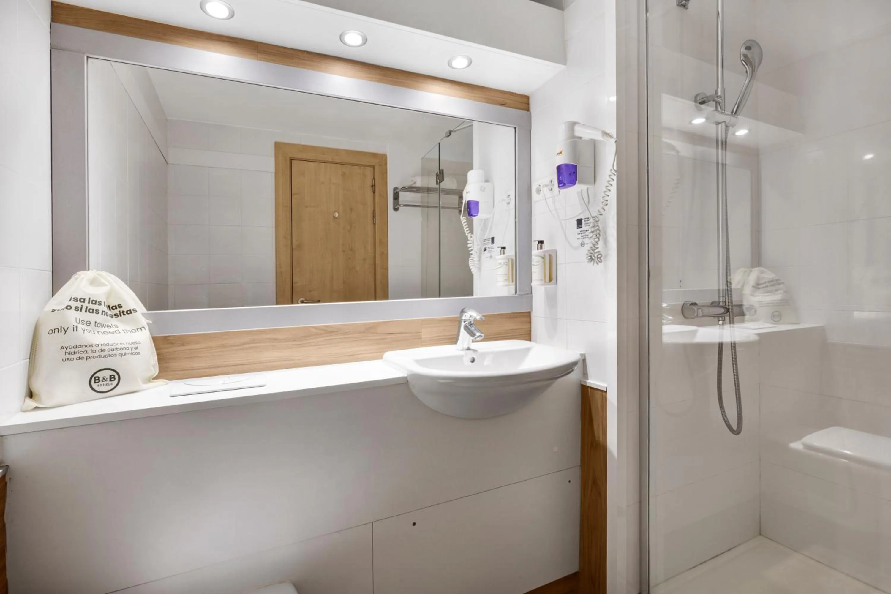 Toilet in B&B HOTEL Madrid Las Rozas