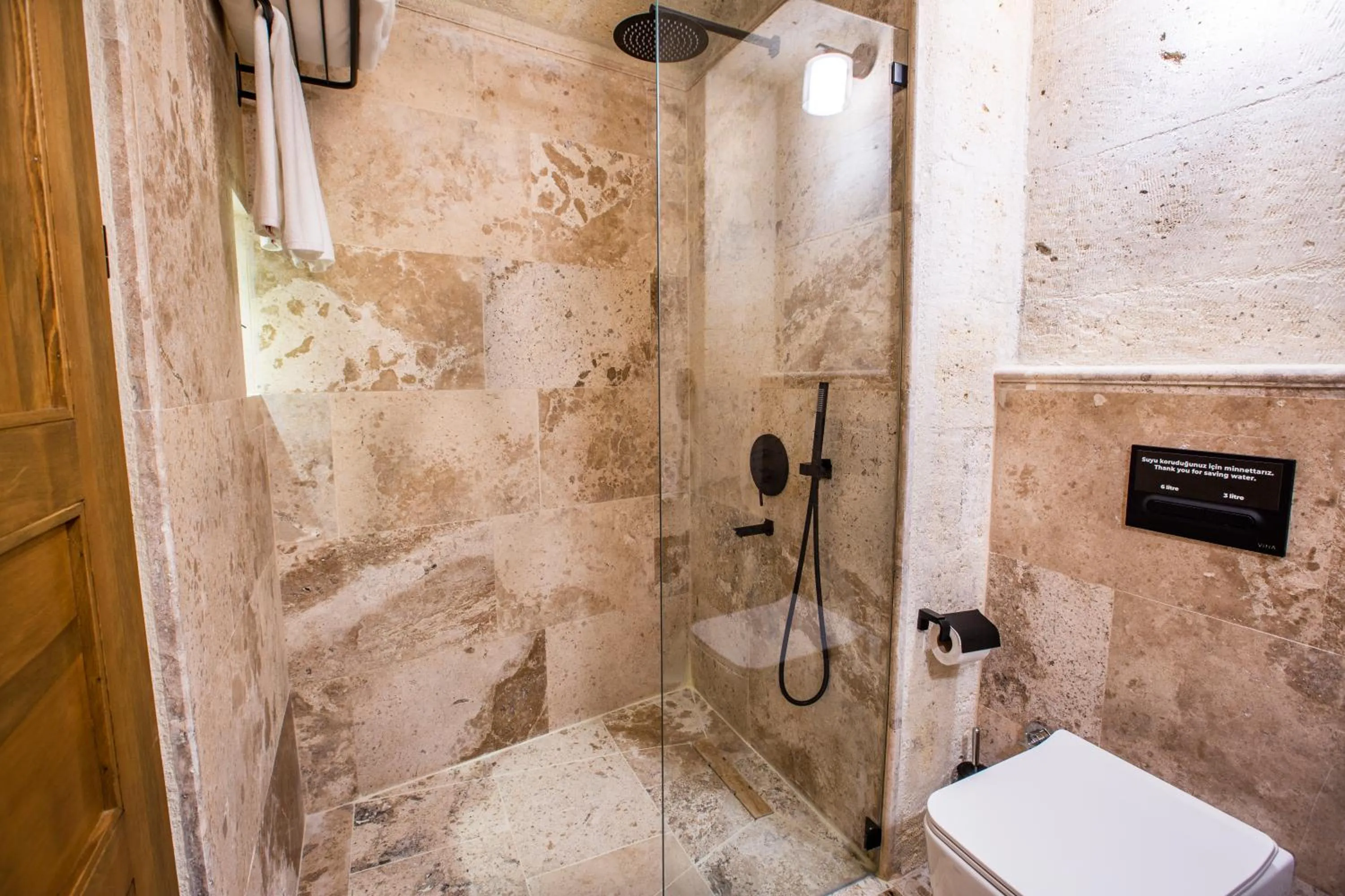 Shower in Sinasos Evleri