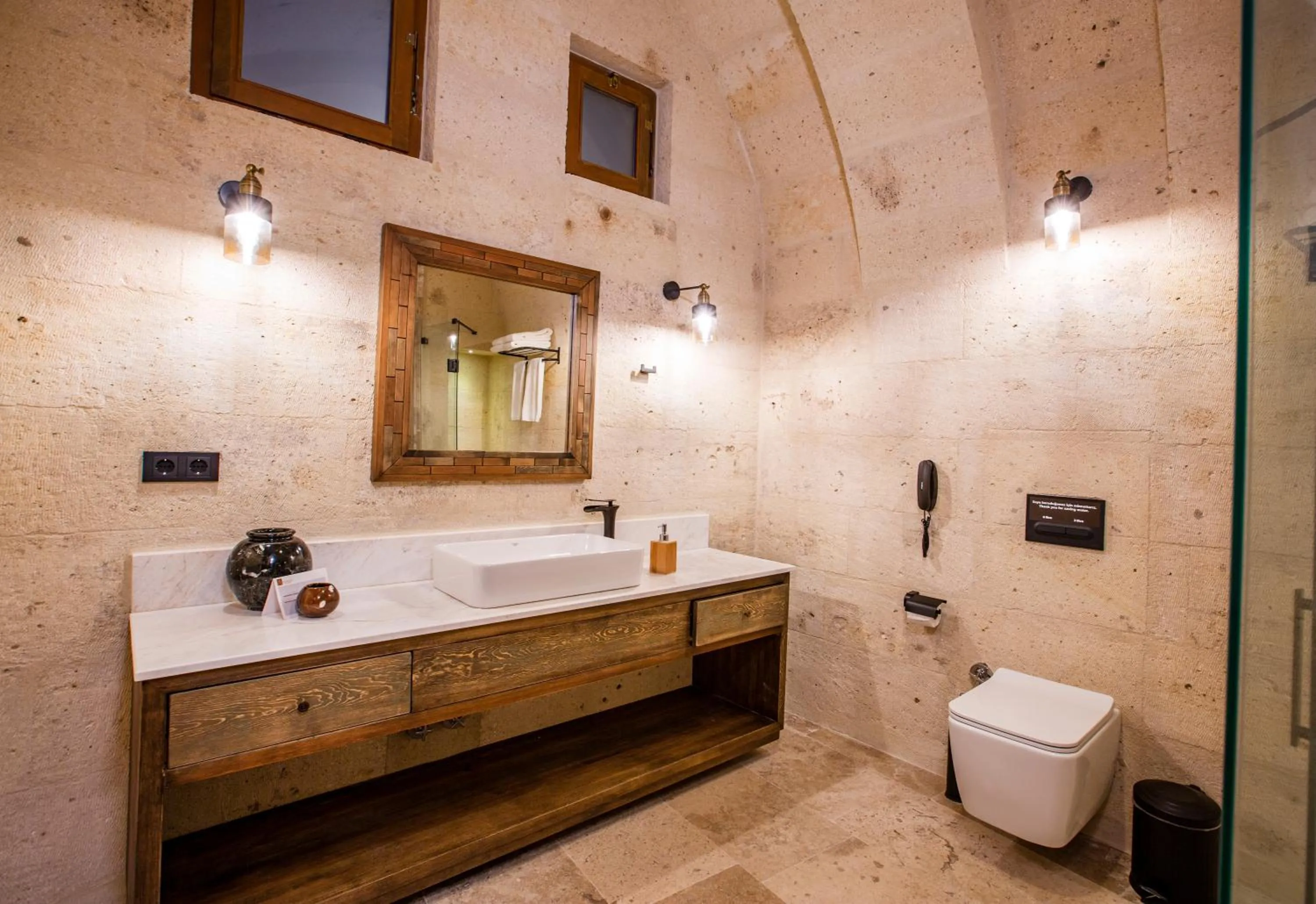 Toilet in Sinasos Evleri