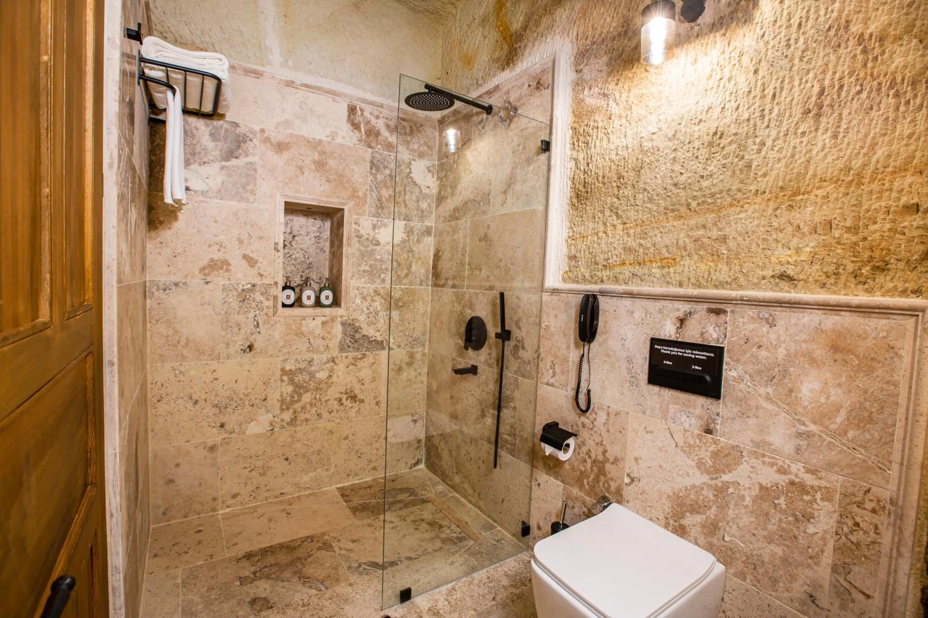 Shower in Sinasos Evleri