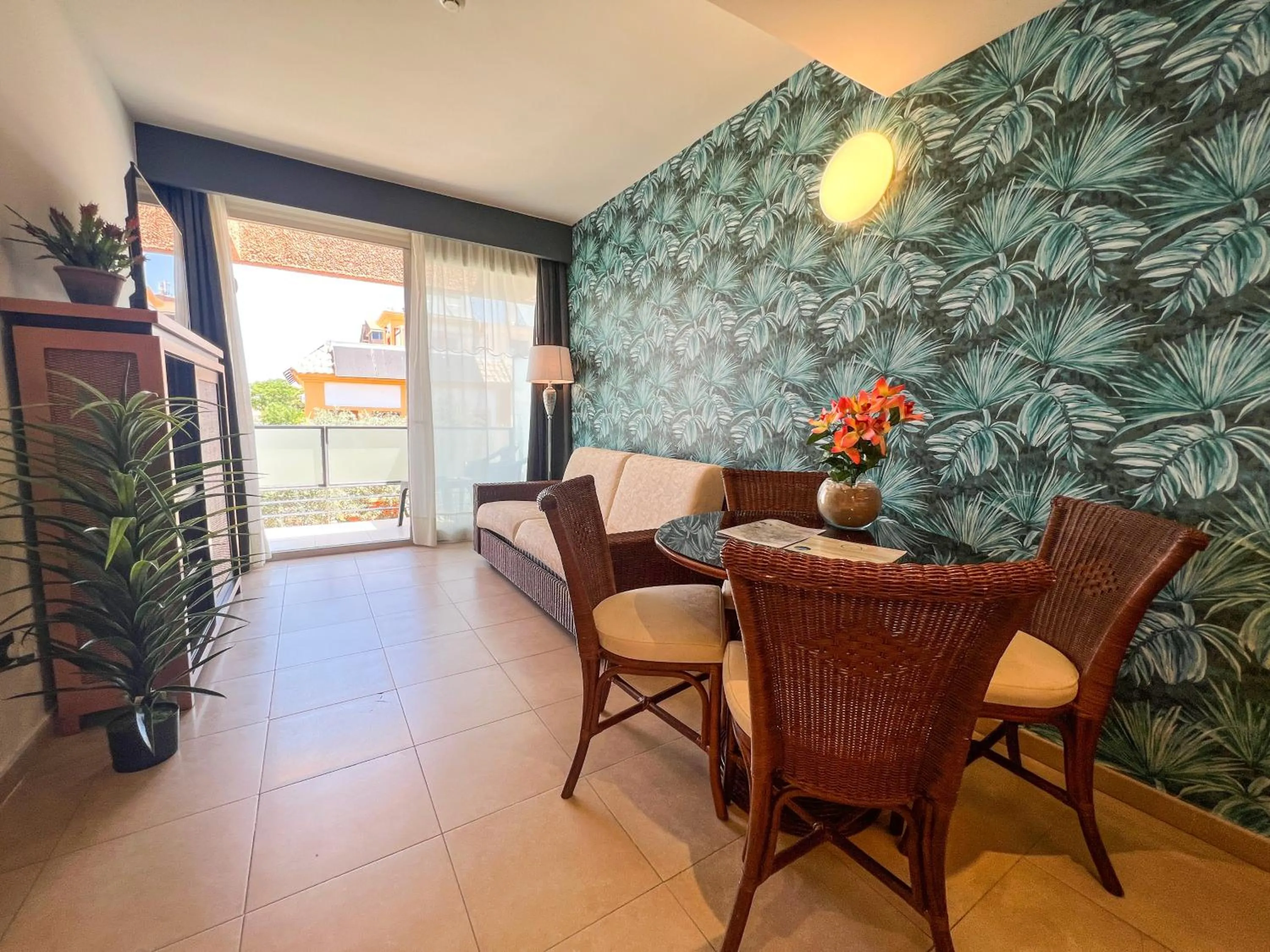 Dining area in ON Family Islantilla