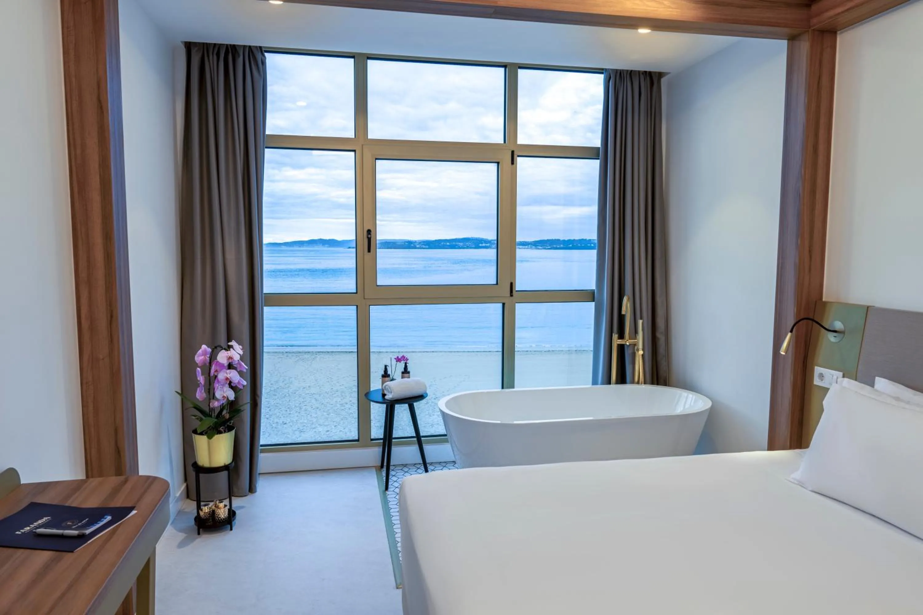 Bed in Hotel Faranda Rias Altas, Ascend Hotel Collection