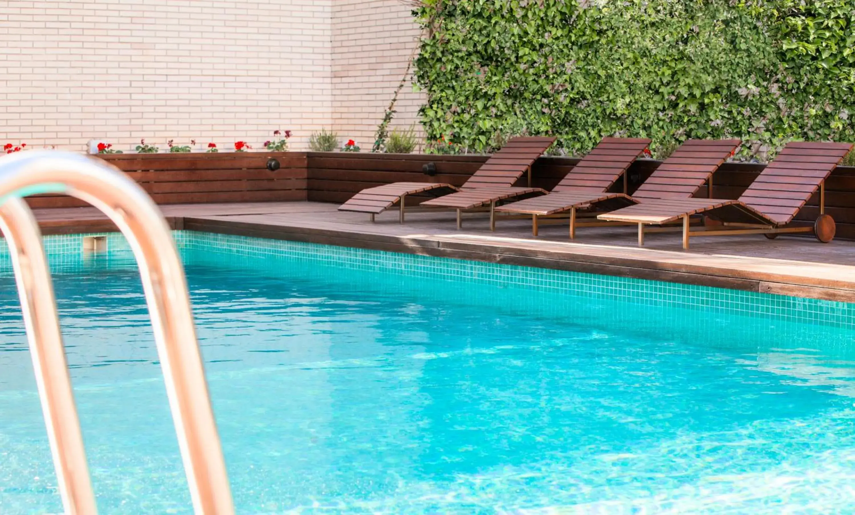 Swimming pool in Ilunion Valencia 3 Swimming pool in Ilunion Valencia 3