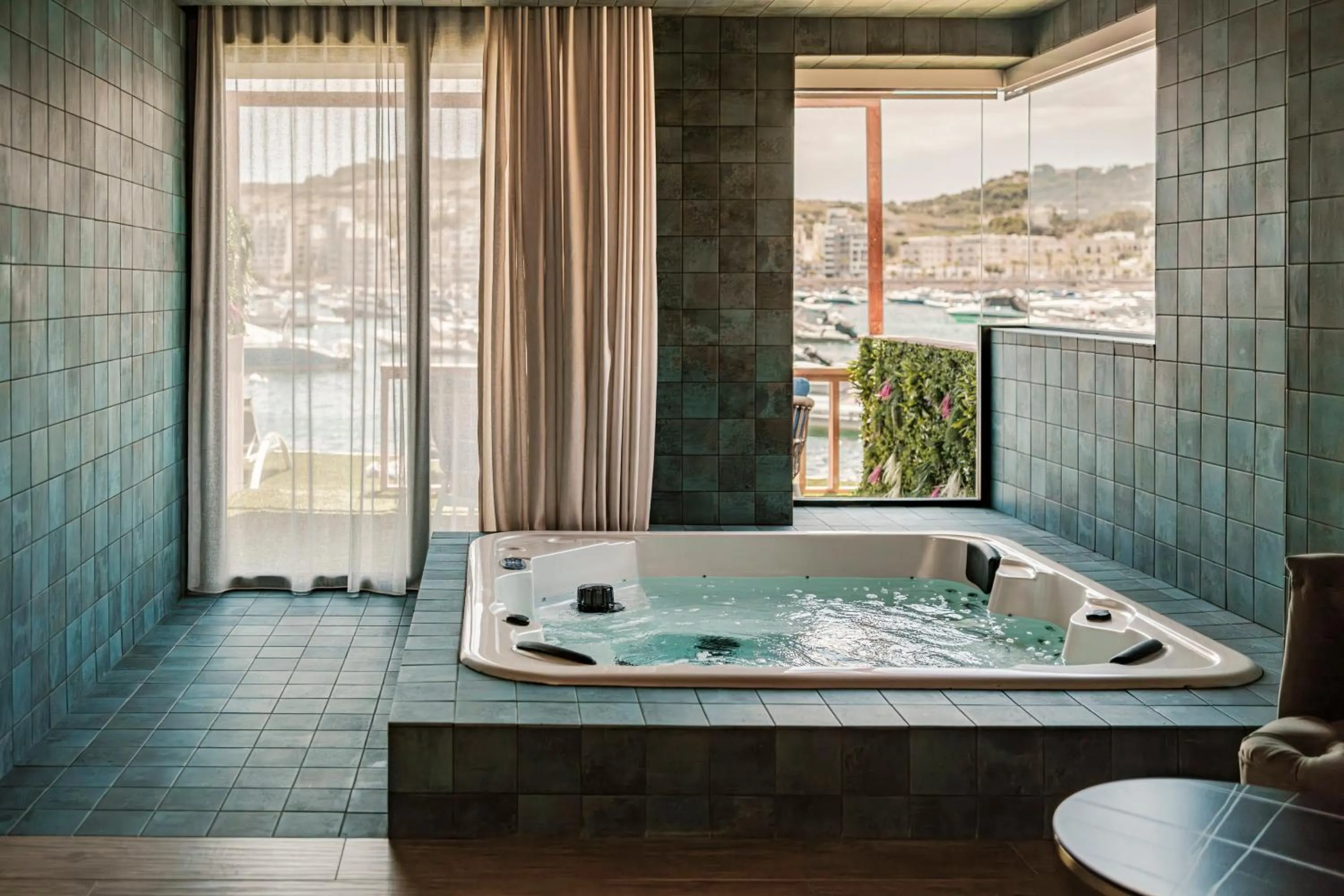 Hot Tub in Damare Resort & SPA