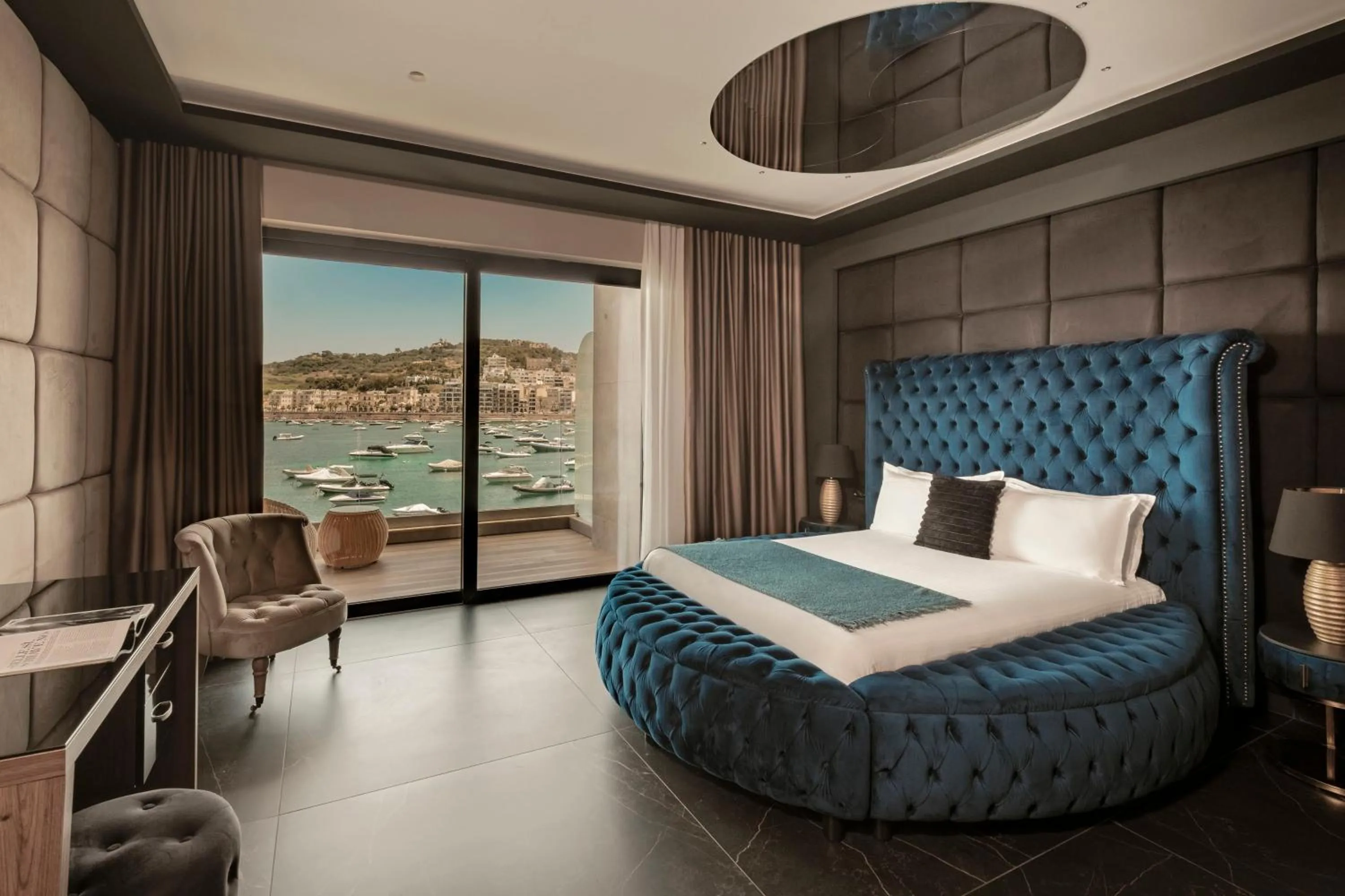 Bed in Damare Resort & SPA