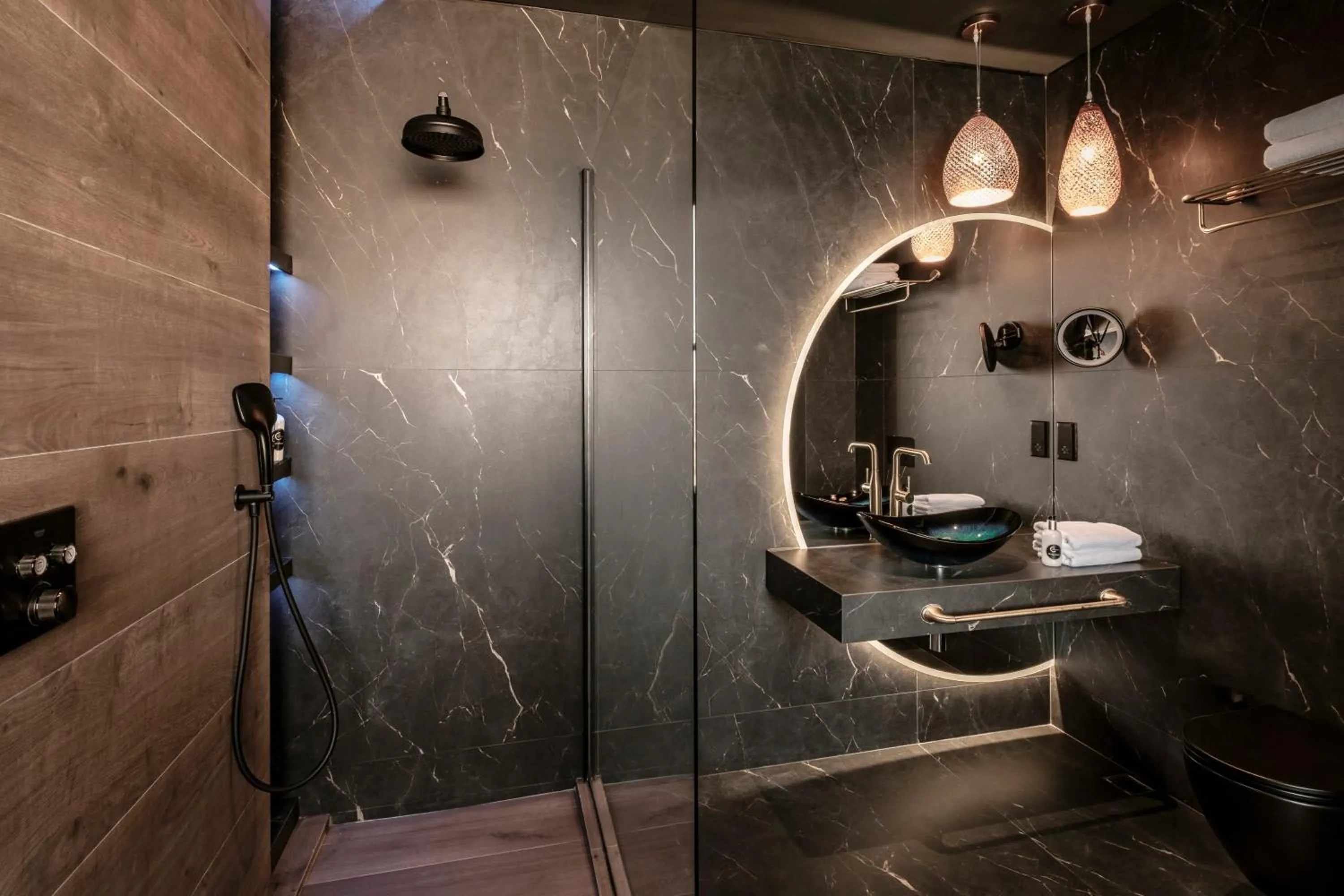 Shower in Damare Resort & SPA