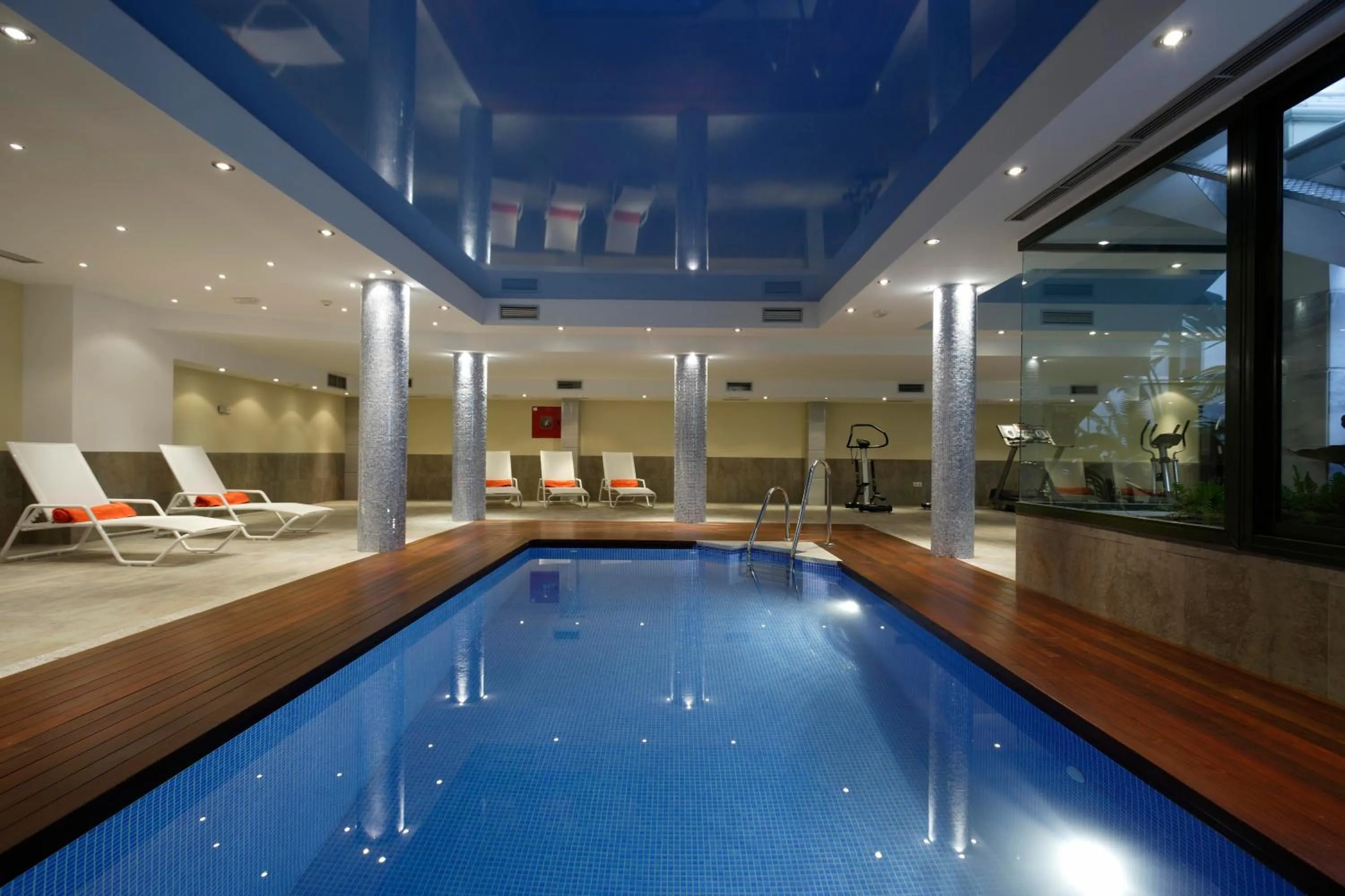 Swimming pool in Apartamentos Marina Turquesa