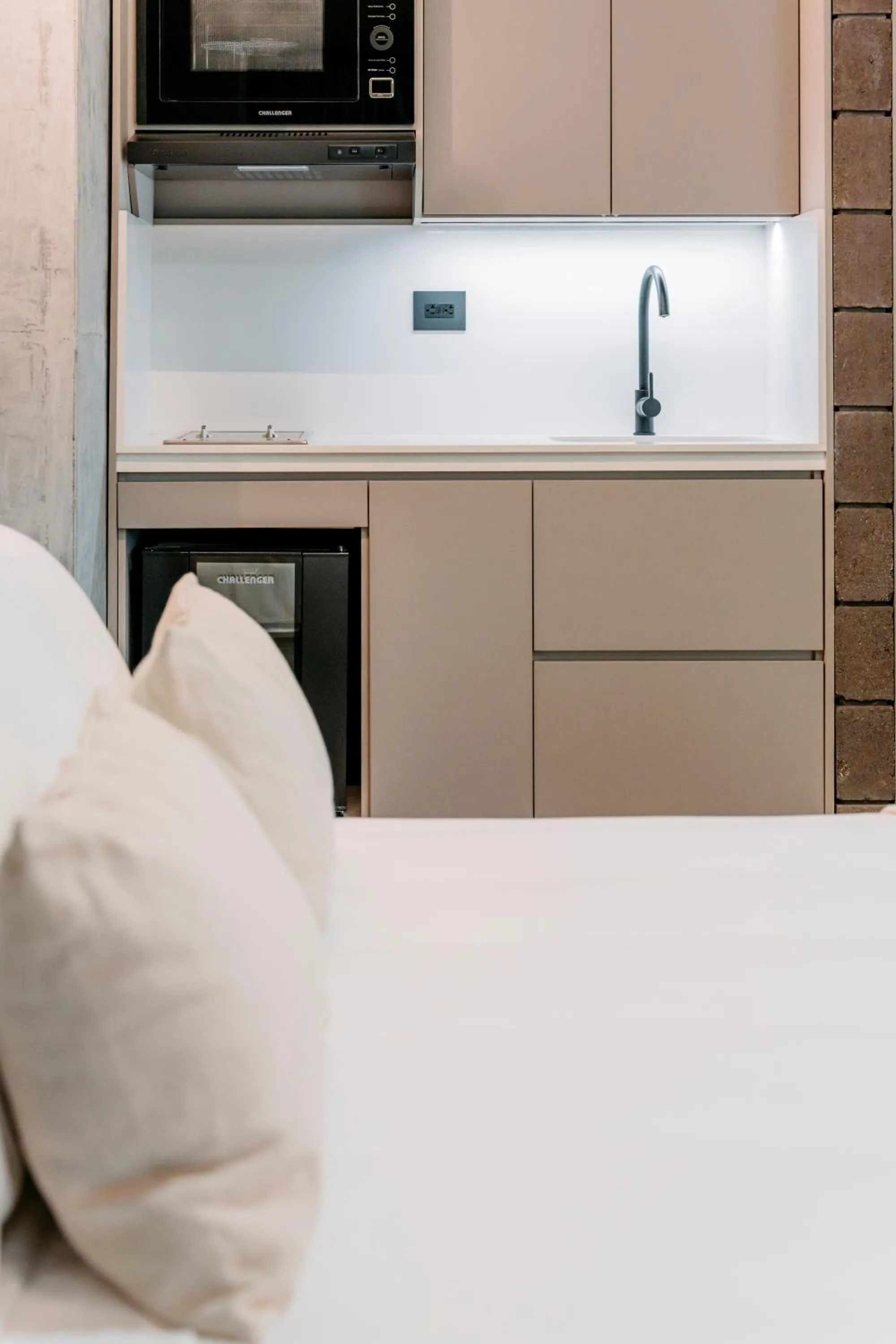 Kitchen or kitchenette, Bed in Hotel Living by Armoniko