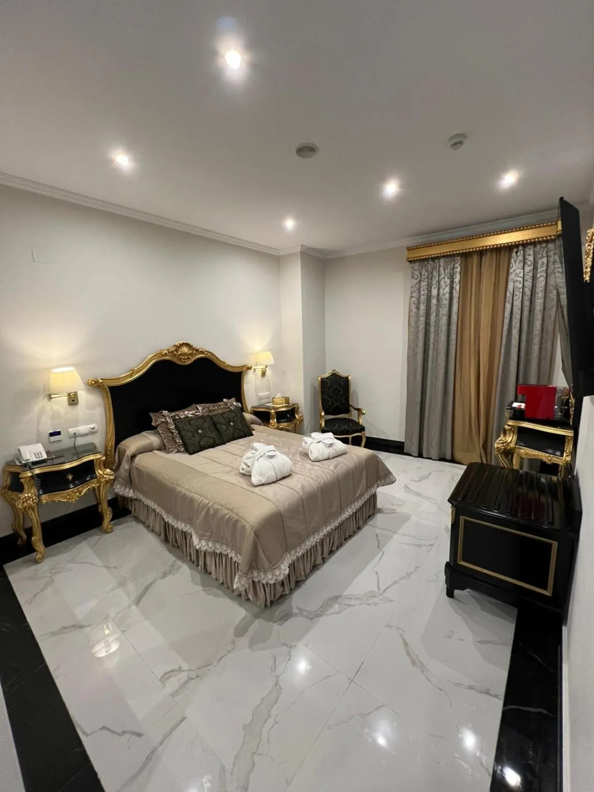 Bed in Adriano Boutique Sevilla