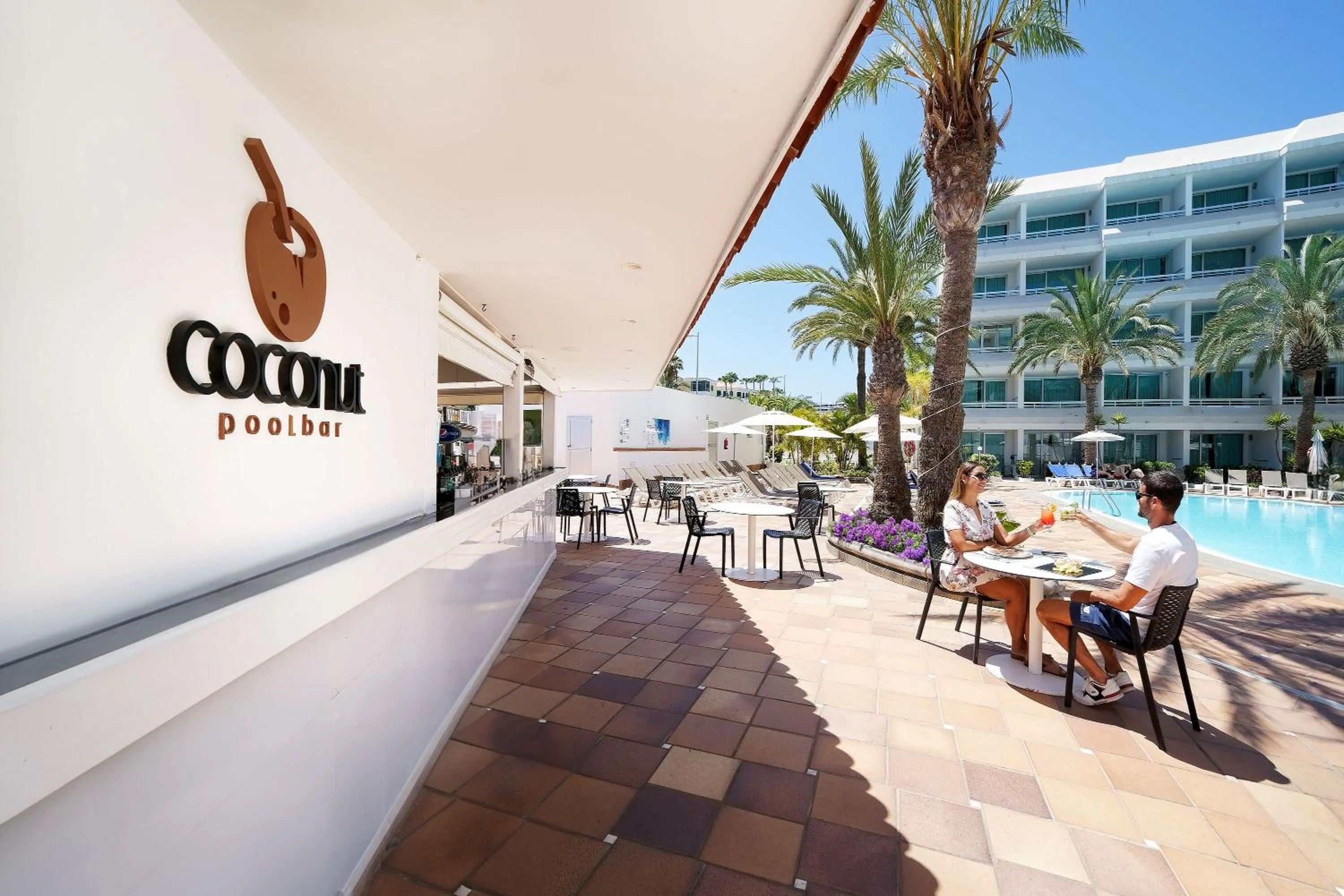 Lounge or bar in Akeah Broncemar