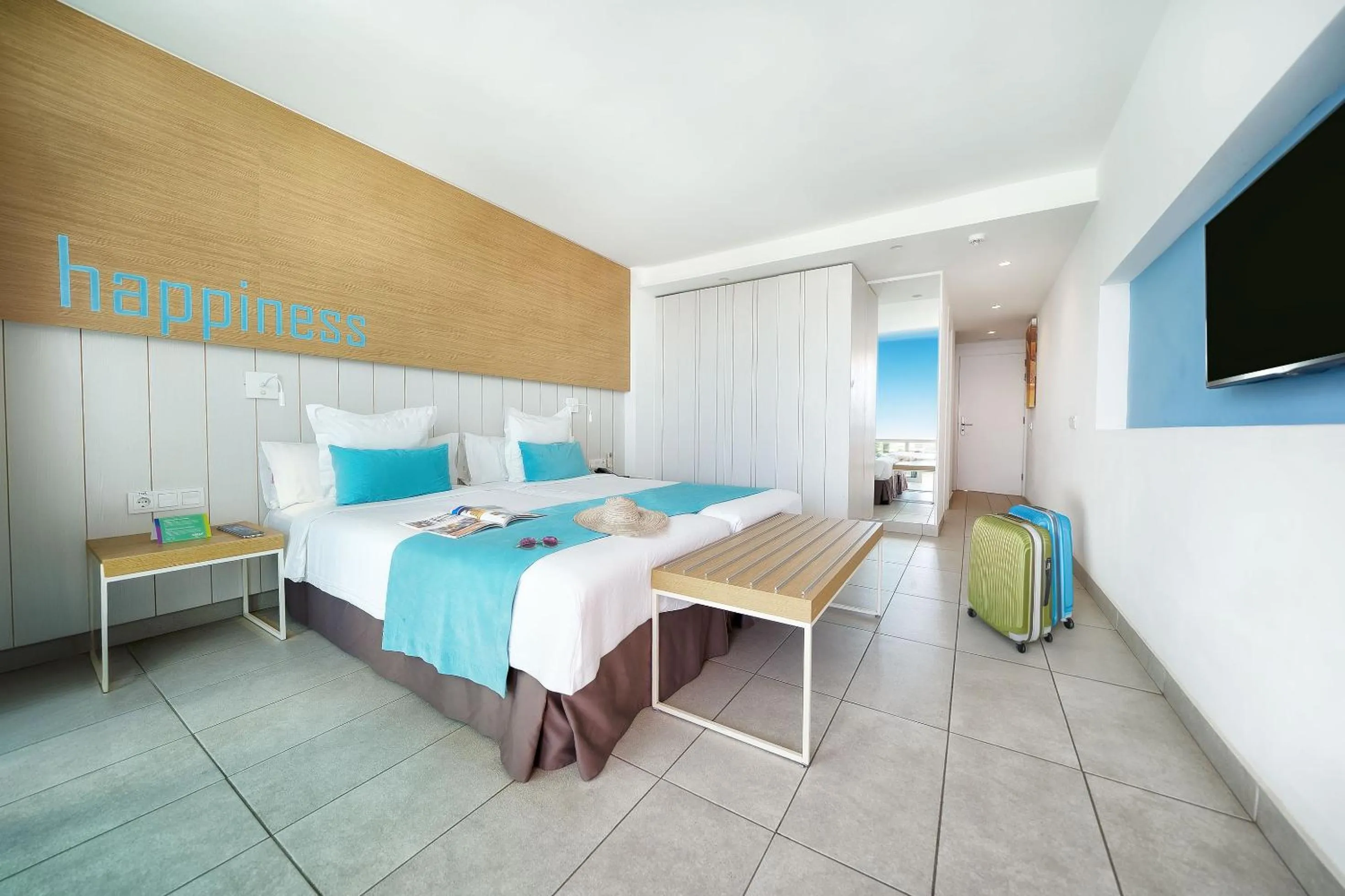 Bed in Akeah Broncemar