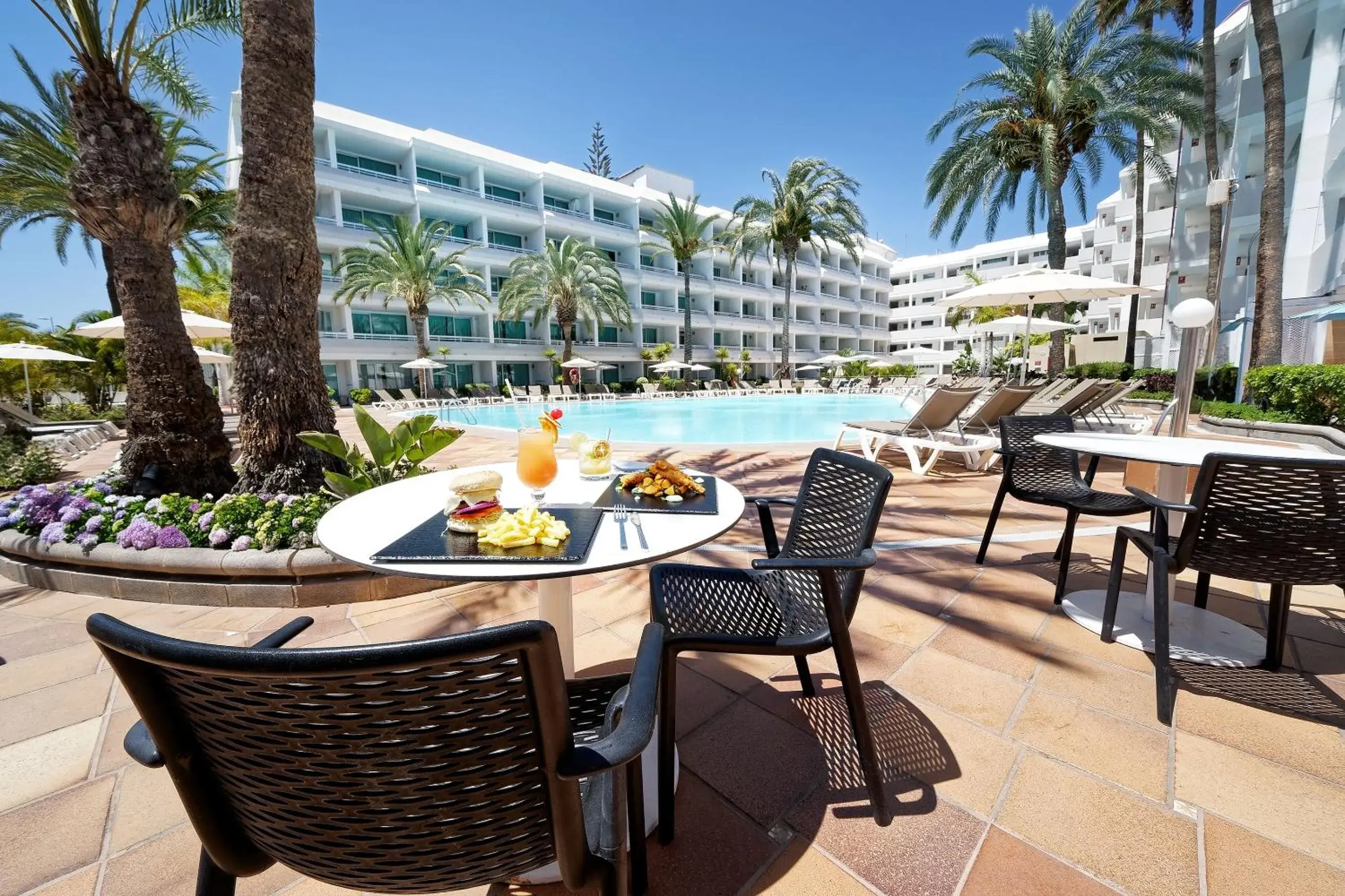 Lounge or bar in Akeah Broncemar Lounge or bar in Akeah Broncemar