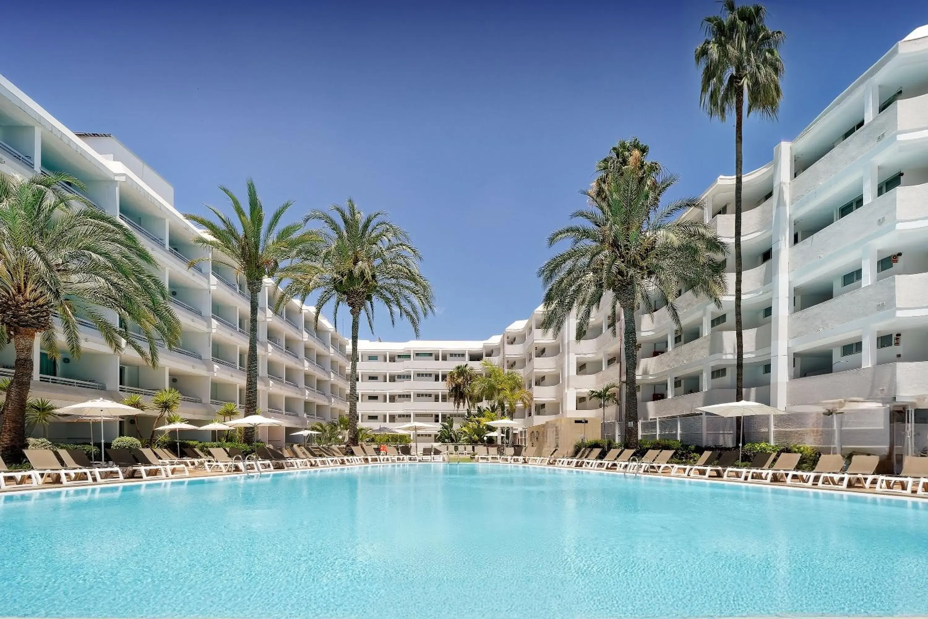 Property building in Akeah Broncemar Property building in Akeah Broncemar