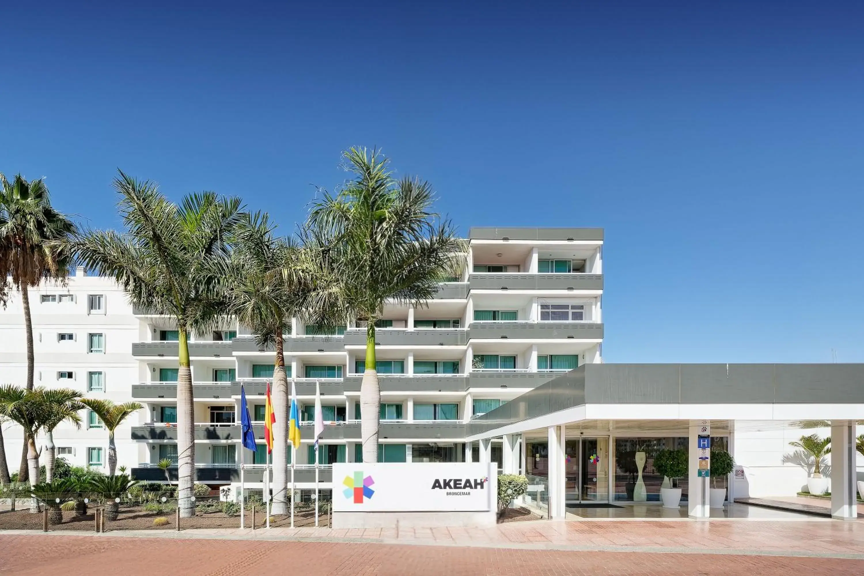 Property building in Akeah Broncemar Property building in Akeah Broncemar