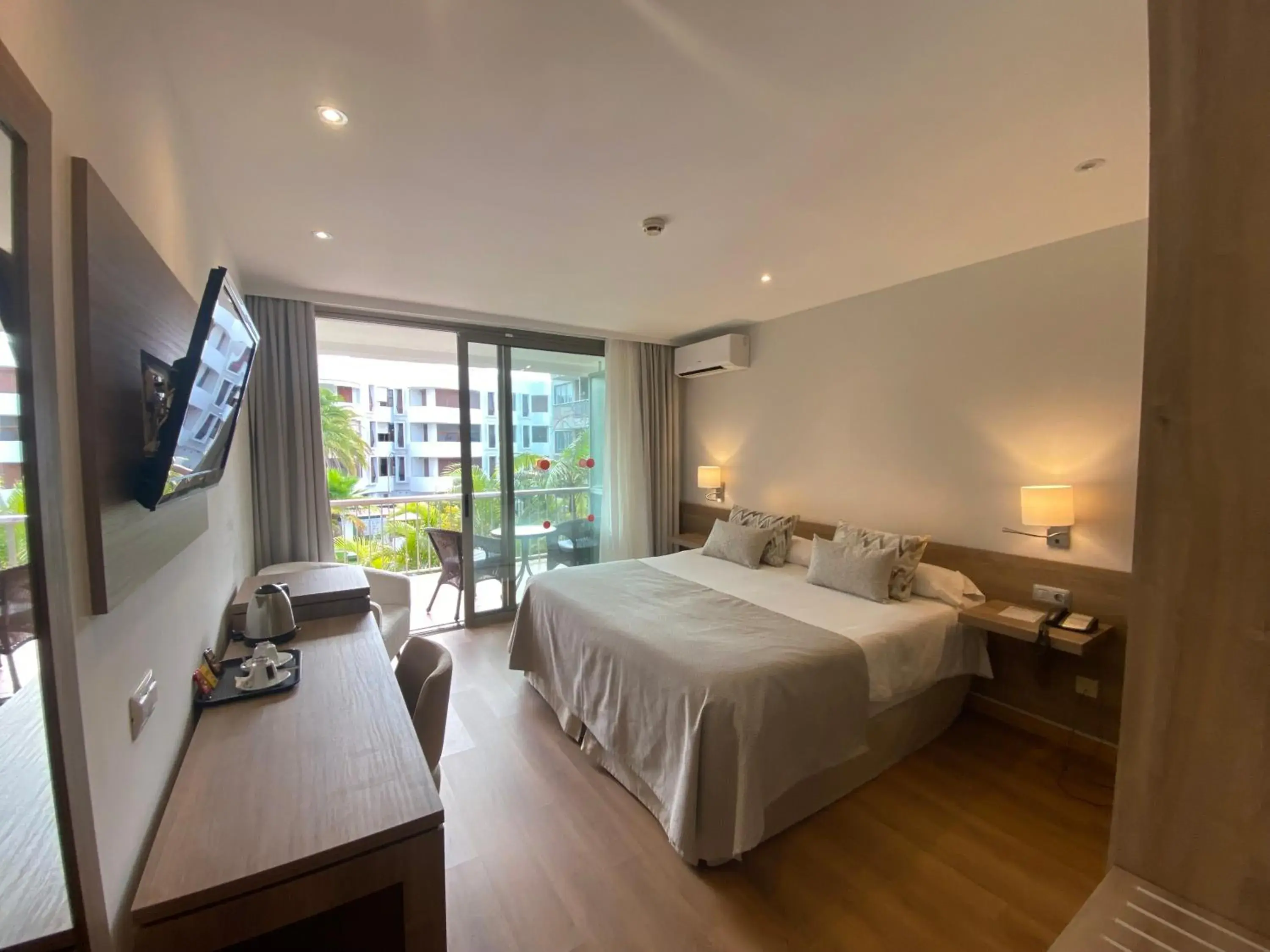 Double Room with Balcony and Pool View in Hotel Colon Rambla Double Room with Balcony and Pool View in Hotel Colon Rambla