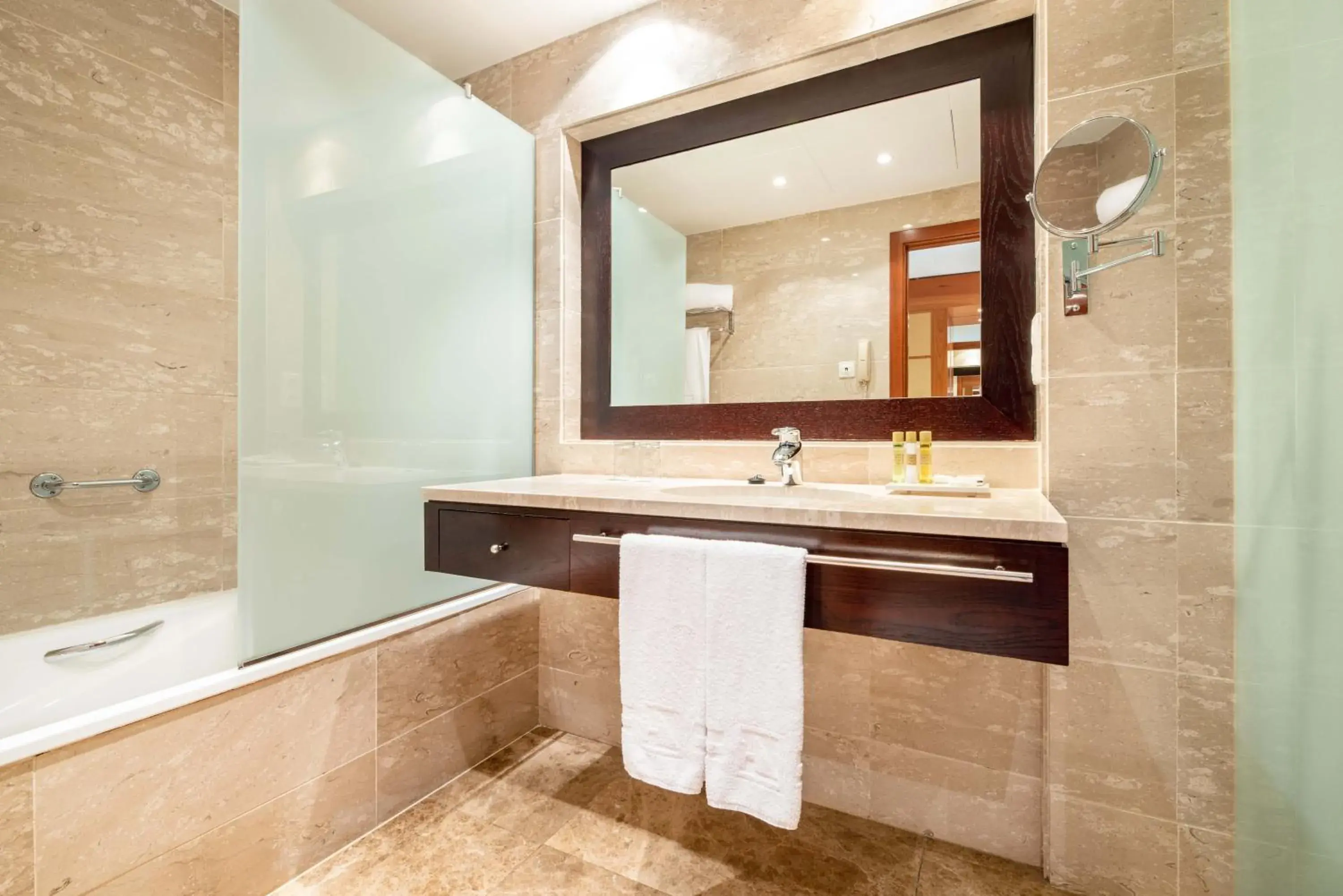 Bathroom in Eurostars Isla de La Toja Bathroom in Eurostars Isla de La Toja