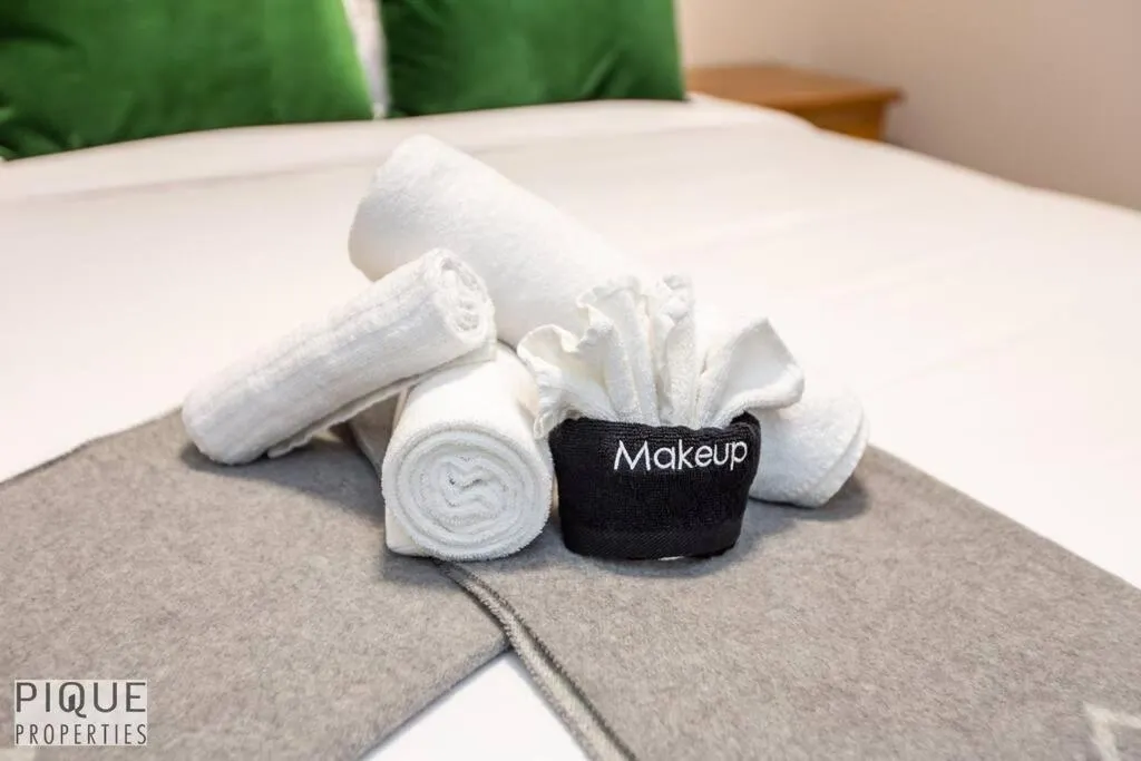 Bed in NEW, Mountain Chic Suite, Whyte Avenue, Netflix, WiFi, Sleeps 6