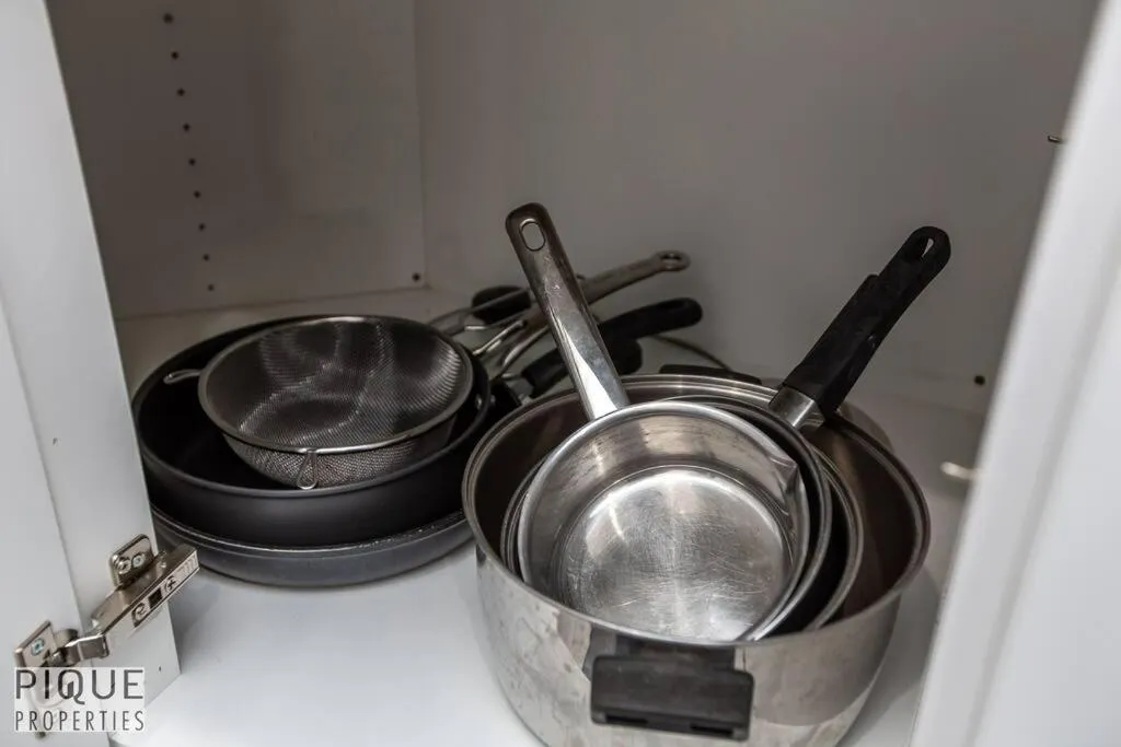 NEW, Mountain Chic Suite, Whyte Avenue, Netflix, WiFi, Sleeps 6