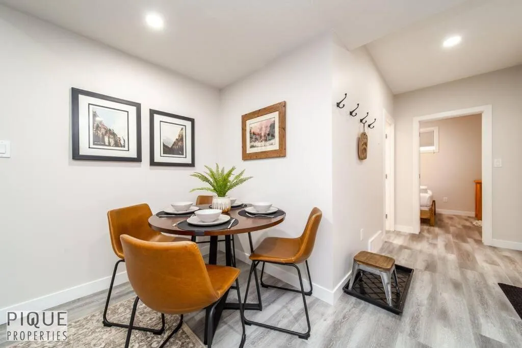 Seating area in NEW, Mountain Chic Suite, Whyte Avenue, Netflix, WiFi, Sleeps 6