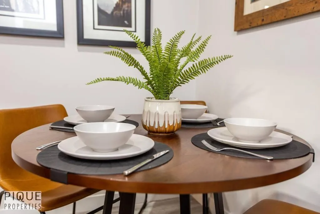 Dining area in NEW, Mountain Chic Suite, Whyte Avenue, Netflix, WiFi, Sleeps 6
