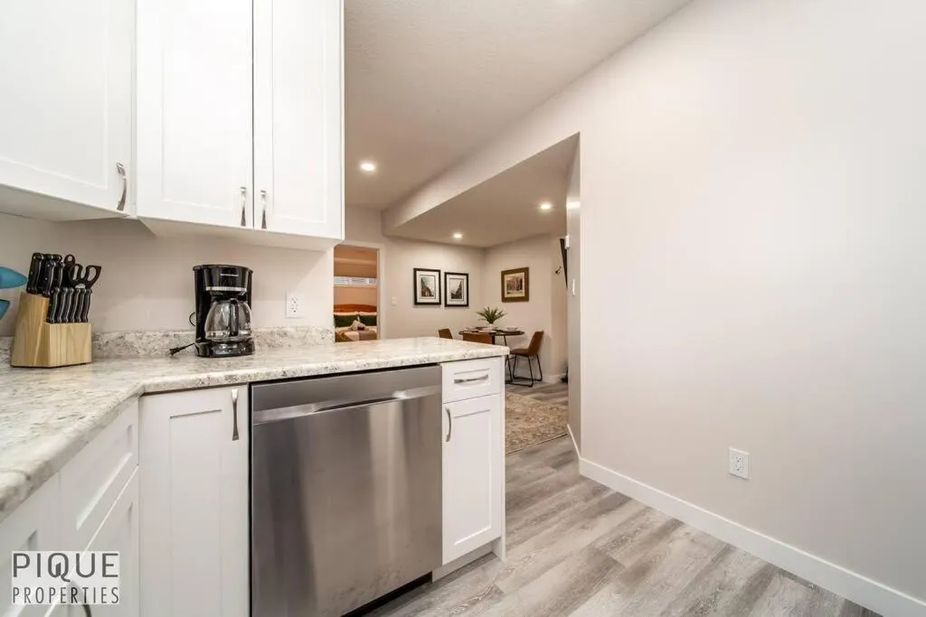 Kitchen or kitchenette in NEW, Mountain Chic Suite, Whyte Avenue, Netflix, WiFi, Sleeps 6