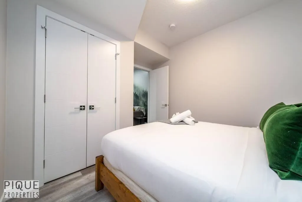 Bed in NEW, Mountain Chic Suite, Whyte Avenue, Netflix, WiFi, Sleeps 6