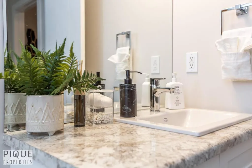 Bathroom in NEW, Mountain Chic Suite, Whyte Avenue, Netflix, WiFi, Sleeps 6