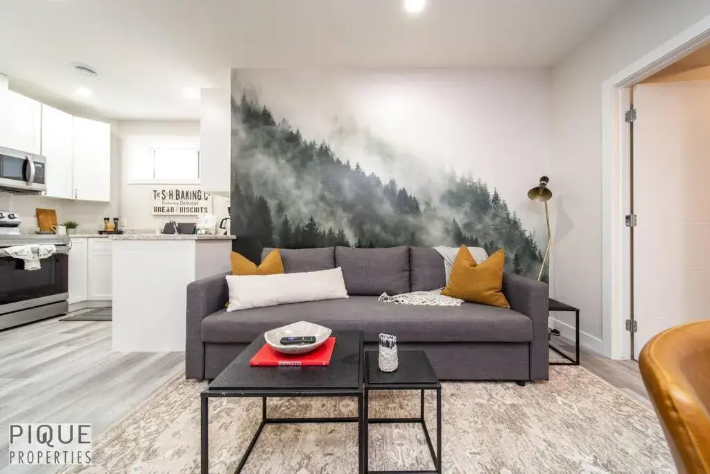 Two-Bedroom Suite in NEW, Mountain Chic Suite, Whyte Avenue, Netflix, WiFi, Sleeps 6 Two-Bedroom Suite in NEW, Mountain Chic Suite, Whyte Avenue, Netflix, WiFi, Sleeps 6