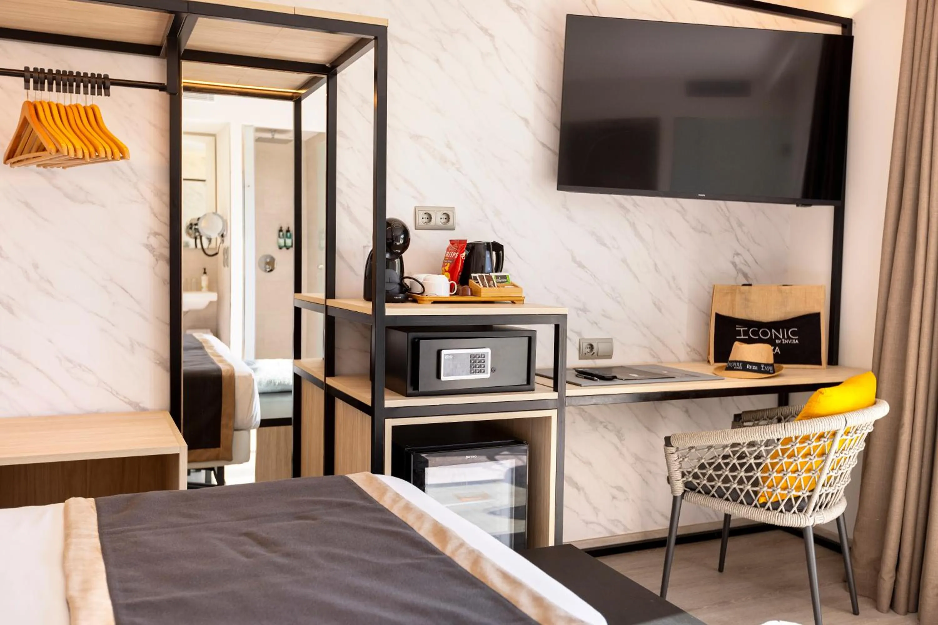 TV and multimedia, Bed in Invisa Hotel Es Pla - Adults Only